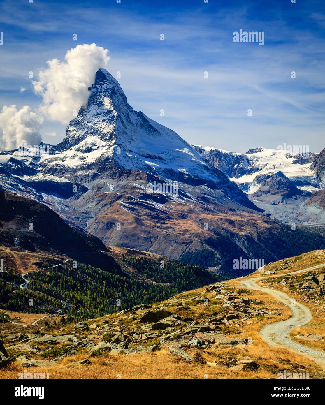 Vista panoramica della famosa vetta alpina del Cervino vicino alla località svizzera Città di Zermatt Foto Stock