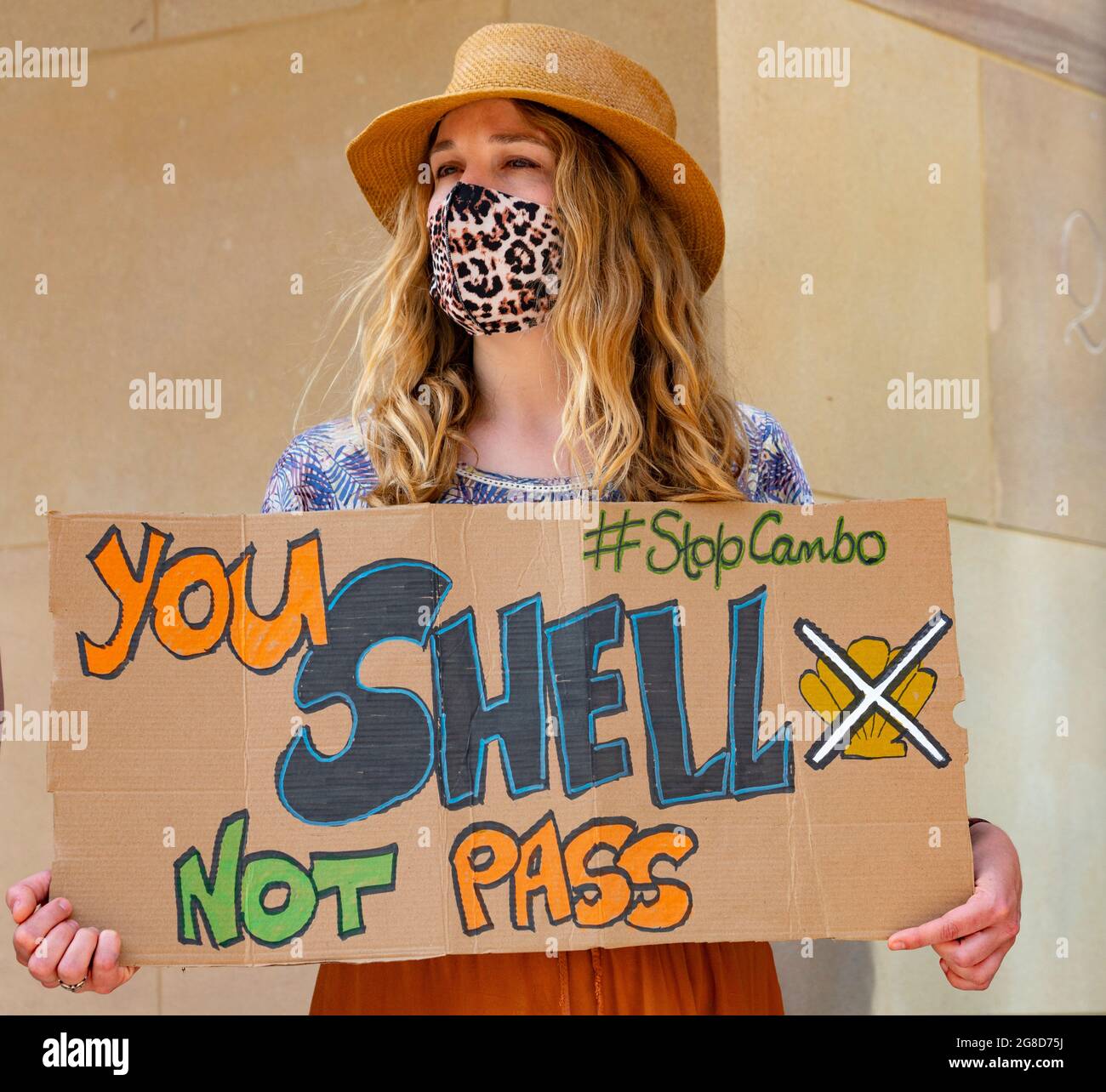 Edimburgo, Scozia, Regno Unito. 19 luglio 2021. I manifestanti si sono opposti all'approvazione del nuovo giacimento di petrolio e gas del Mare del Nord di Cambo occupano oggi la casa della Regina Elisabetta del Governo HM nel centro di Edimburgo. I manifestanti sono ancora all'interno e all'esterno dell'edificio nel pomeriggio sotto la sorveglianza della polizia. I manifestanti citano il riscaldamento globale e il cambiamento climatico come una ragione per lasciare tutti i nuovi depositi di petrolio e gas nel terreno non sviluppati. Iain Masterton/Alamy Notizie dal vivo. Foto Stock