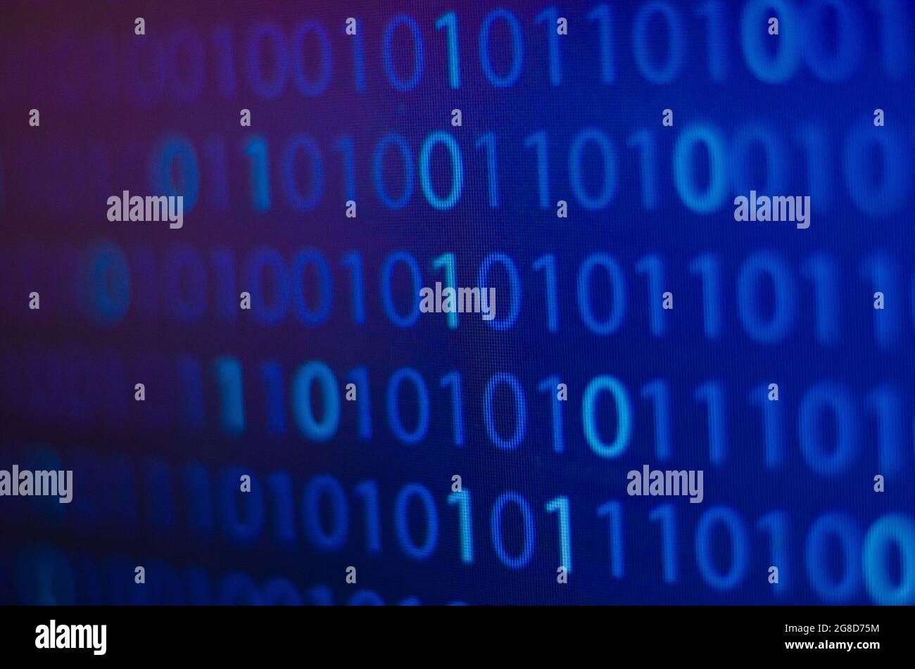 numero binario, computer su sfondo blu concetto di schermo, internet e tecnologia informatica Foto Stock