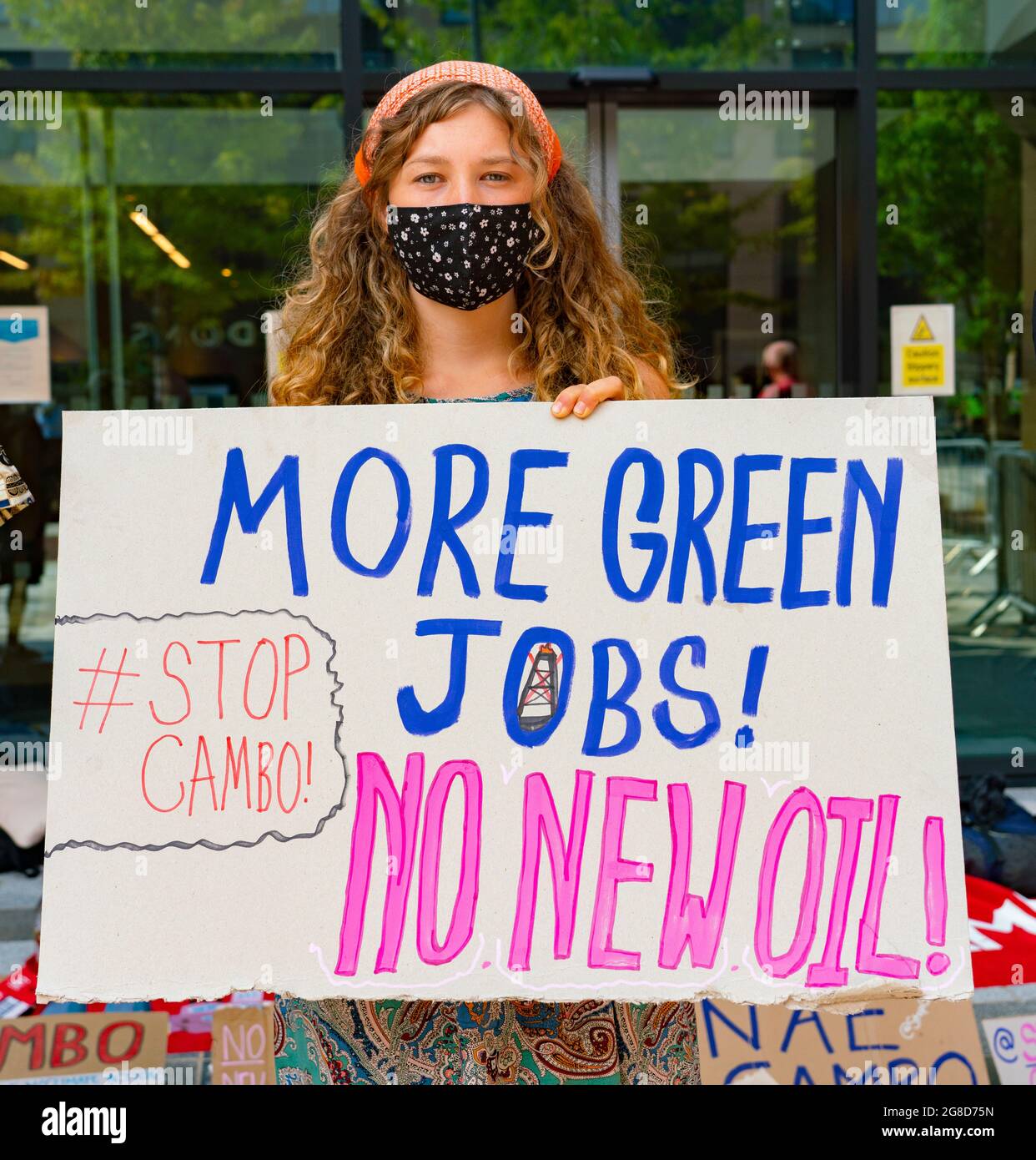 Edimburgo, Scozia, Regno Unito. 19 luglio 2021. I manifestanti si sono opposti all'approvazione del nuovo giacimento di petrolio e gas del Mare del Nord di Cambo occupano oggi la casa della Regina Elisabetta del Governo HM nel centro di Edimburgo. I manifestanti sono ancora all'interno e all'esterno dell'edificio nel pomeriggio sotto la sorveglianza della polizia. I manifestanti citano il riscaldamento globale e il cambiamento climatico come una ragione per lasciare tutti i nuovi depositi di petrolio e gas nel terreno non sviluppati. Iain Masterton/Alamy Notizie dal vivo. Foto Stock