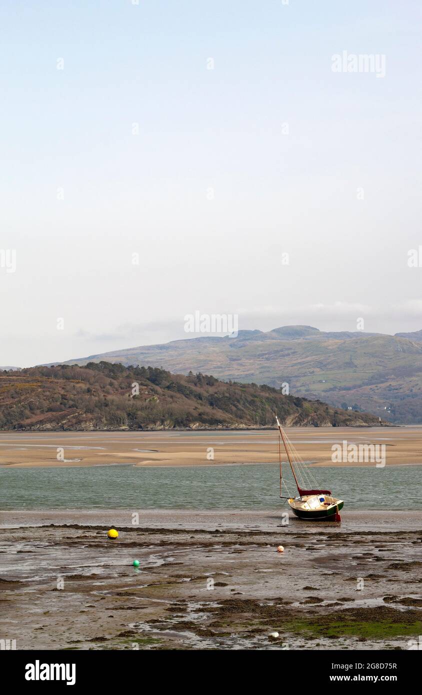 Borth y Gest, Porthmadog, Galles. Splendido paesaggio con vista su una baia a bassa marea. Panorama marittimo britannico. Shot verticale. Spazio di copia. Foto Stock
