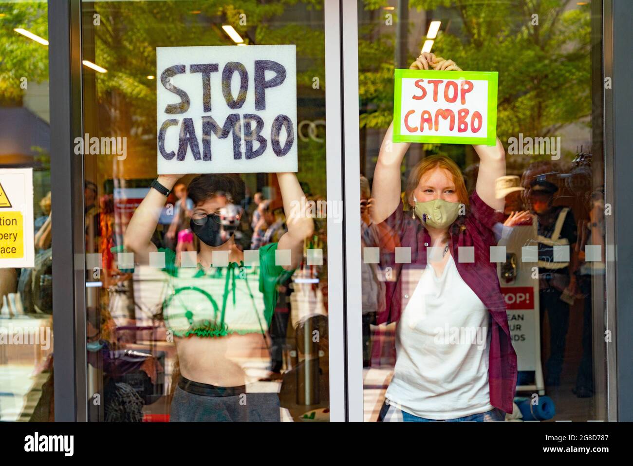 Edimburgo, Scozia, Regno Unito. 19 luglio 2021. I manifestanti si sono opposti all'approvazione del nuovo giacimento di petrolio e gas del Mare del Nord di Cambo occupano oggi la casa della Regina Elisabetta del Governo HM nel centro di Edimburgo. I manifestanti sono ancora all'interno e all'esterno dell'edificio nel pomeriggio sotto la sorveglianza della polizia. I manifestanti citano il riscaldamento globale e il cambiamento climatico come una ragione per lasciare tutti i nuovi depositi di petrolio e gas nel terreno non sviluppati. PIC; i manifestanti all'interno del foyer della casa della regina Elisabetta. Iain Masterton/Alamy Notizie dal vivo. Foto Stock