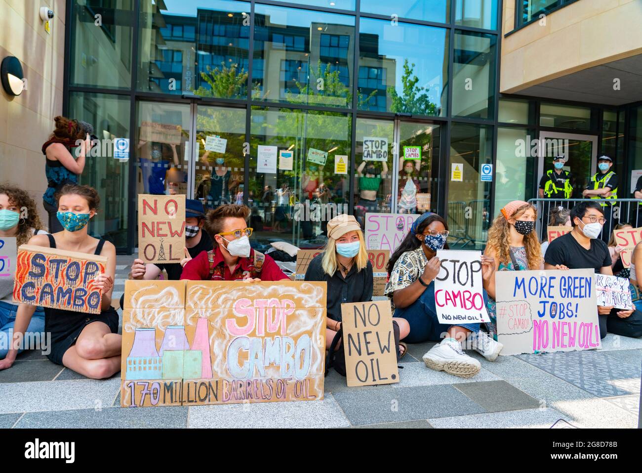 Edimburgo, Scozia, Regno Unito. 19 luglio 2021. I manifestanti si sono opposti all'approvazione del nuovo giacimento di petrolio e gas del Mare del Nord di Cambo occupano oggi la casa della Regina Elisabetta del Governo HM nel centro di Edimburgo. I manifestanti sono ancora all'interno e all'esterno dell'edificio nel pomeriggio sotto la sorveglianza della polizia. I manifestanti citano il riscaldamento globale e il cambiamento climatico come una ragione per lasciare tutti i nuovi depositi di petrolio e gas nel terreno non sviluppati. Iain Masterton/Alamy Notizie dal vivo. Foto Stock