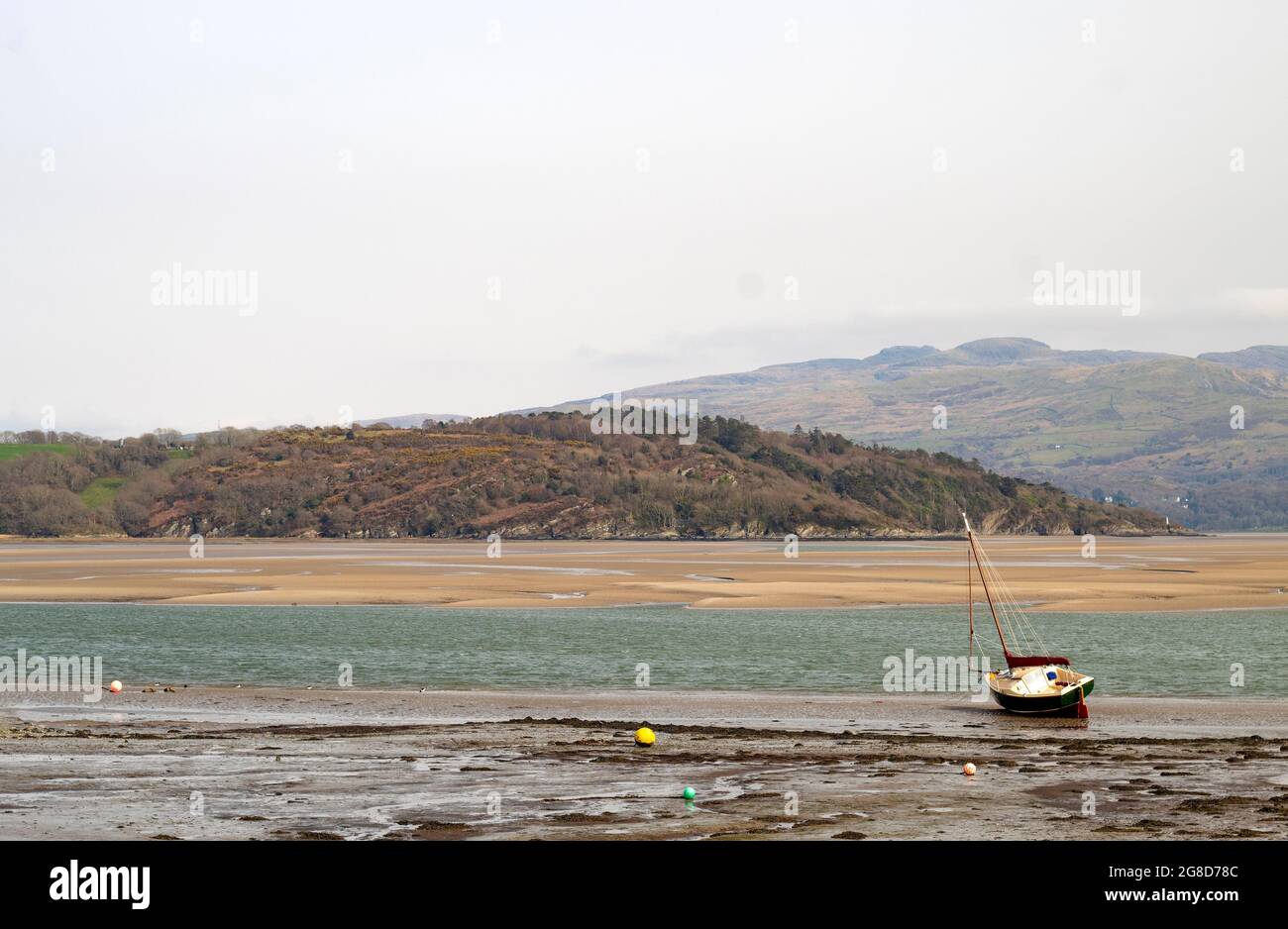 Borth y Gest, Porthmadog, Galles. Stagcape sopra la baia a bassa marea con piccole barche su arenaria. Spazio di copia. Foto Stock