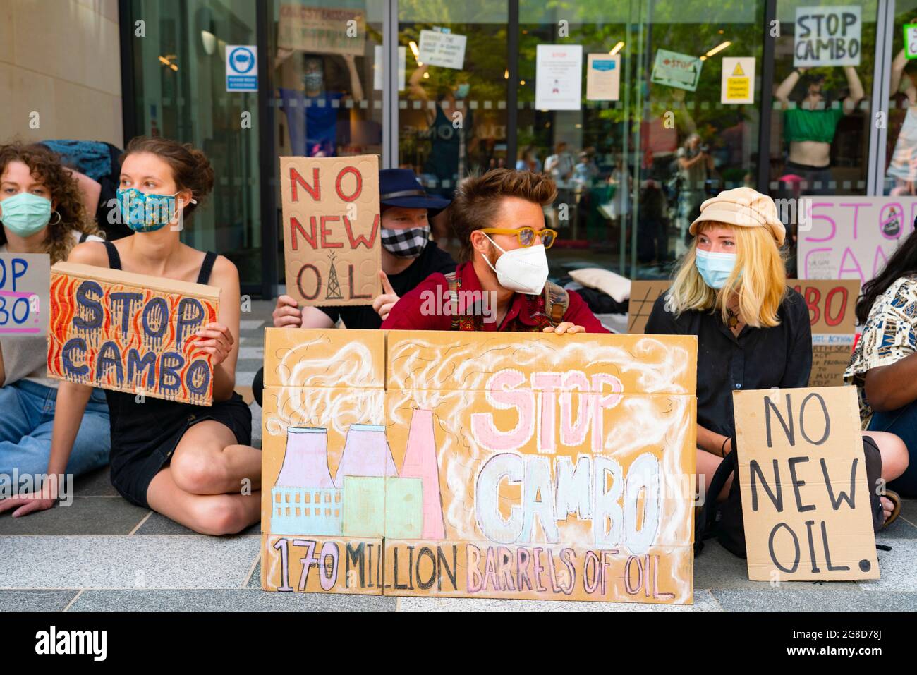 Edimburgo, Scozia, Regno Unito. 19 luglio 2021. I manifestanti si sono opposti all'approvazione del nuovo giacimento di petrolio e gas del Mare del Nord di Cambo occupano oggi la casa della Regina Elisabetta del Governo HM nel centro di Edimburgo. I manifestanti sono ancora all'interno e all'esterno dell'edificio nel pomeriggio sotto la sorveglianza della polizia. I manifestanti citano il riscaldamento globale e il cambiamento climatico come una ragione per lasciare tutti i nuovi depositi di petrolio e gas nel terreno non sviluppati. Iain Masterton/Alamy Notizie dal vivo. Foto Stock