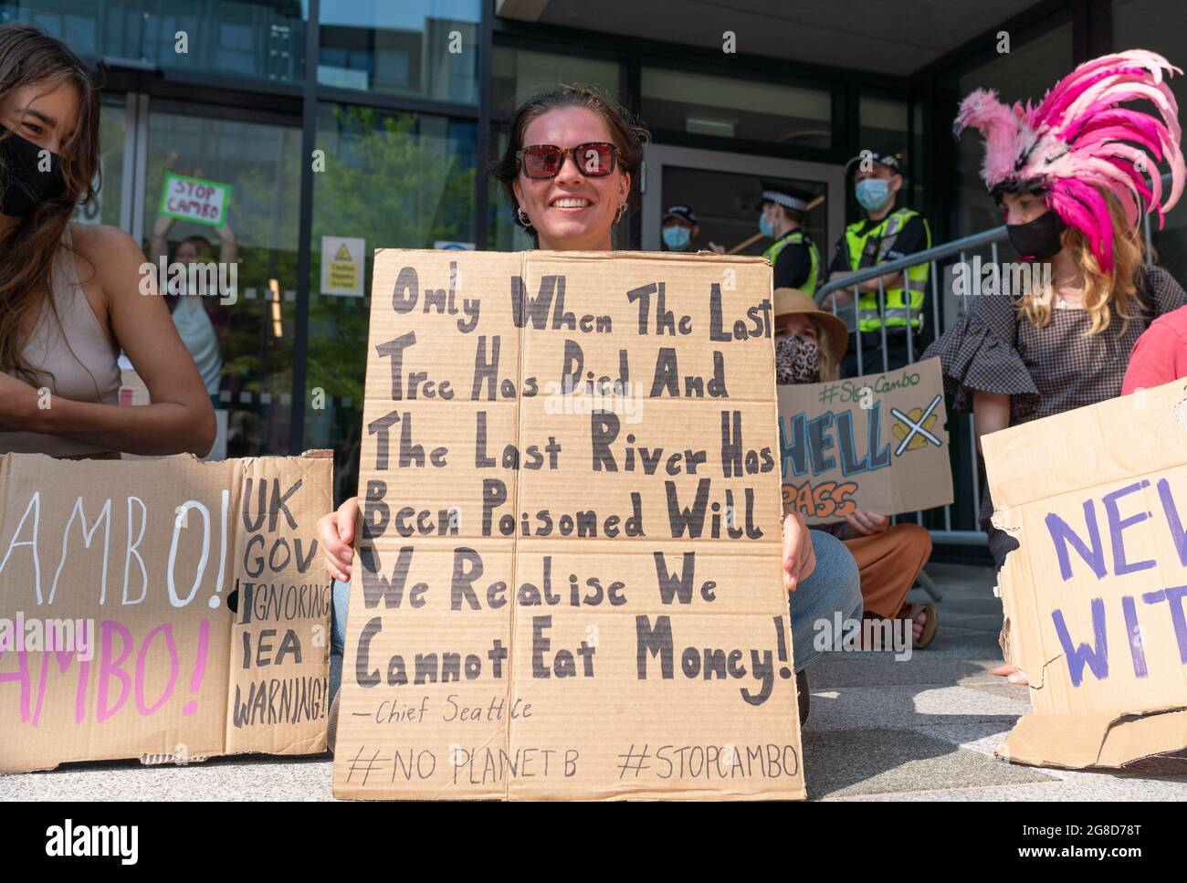 Edimburgo, Scozia, Regno Unito. 19 luglio 2021. I manifestanti si sono opposti all'approvazione del nuovo giacimento di petrolio e gas del Mare del Nord di Cambo occupano oggi la casa della Regina Elisabetta del Governo HM nel centro di Edimburgo. I manifestanti sono ancora all'interno e all'esterno dell'edificio nel pomeriggio sotto la sorveglianza della polizia. I manifestanti citano il riscaldamento globale e il cambiamento climatico come una ragione per lasciare tutti i nuovi depositi di petrolio e gas nel terreno non sviluppati. Iain Masterton/Alamy Notizie dal vivo. Foto Stock