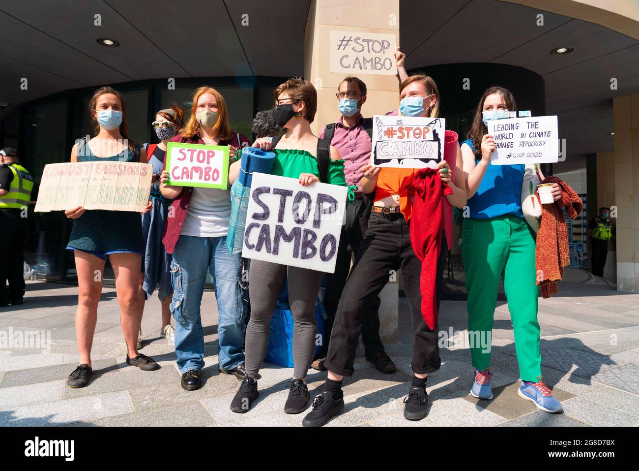 Edimburgo, Scozia, Regno Unito. 19 luglio 2021. I manifestanti si sono opposti all'approvazione del nuovo giacimento di petrolio e gas del Mare del Nord di Cambo occupano oggi la casa della Regina Elisabetta del Governo HM nel centro di Edimburgo. I manifestanti sono ancora all'interno e all'esterno dell'edificio nel pomeriggio sotto la sorveglianza della polizia. I manifestanti citano il riscaldamento globale e il cambiamento climatico come una ragione per lasciare tutti i nuovi depositi di petrolio e gas nel terreno non sviluppati. PIC; i manifestanti lasciano la casa della Regina Elisabetta dopo aver occupato il foyer durante il giorno. Iain Masterton/Alamy Notizie dal vivo. Foto Stock