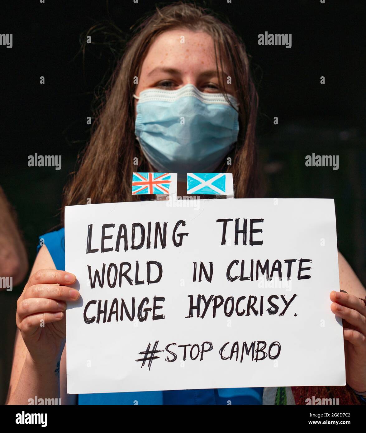 Edimburgo, Scozia, Regno Unito. 19 luglio 2021. I manifestanti si sono opposti all'approvazione del nuovo giacimento di petrolio e gas del Mare del Nord di Cambo occupano oggi la casa della Regina Elisabetta del Governo HM nel centro di Edimburgo. I manifestanti sono ancora all'interno e all'esterno dell'edificio nel pomeriggio sotto la sorveglianza della polizia. I manifestanti citano il riscaldamento globale e il cambiamento climatico come una ragione per lasciare tutti i nuovi depositi di petrolio e gas nel terreno non sviluppati. Iain Masterton/Alamy Notizie dal vivo. Foto Stock