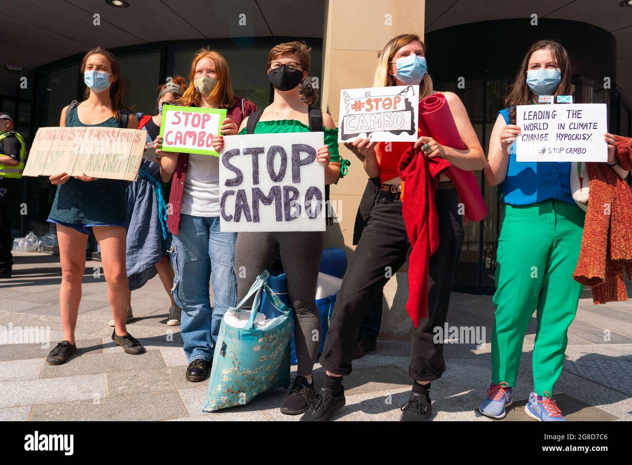Edimburgo, Scozia, Regno Unito. 19 luglio 2021. I manifestanti si sono opposti all'approvazione del nuovo giacimento di petrolio e gas del Mare del Nord di Cambo occupano oggi la casa della Regina Elisabetta del Governo HM nel centro di Edimburgo. I manifestanti sono ancora all'interno e all'esterno dell'edificio nel pomeriggio sotto la sorveglianza della polizia. I manifestanti citano il riscaldamento globale e il cambiamento climatico come una ragione per lasciare tutti i nuovi depositi di petrolio e gas nel terreno non sviluppati. Iain Masterton/Alamy Notizie dal vivo. Foto Stock