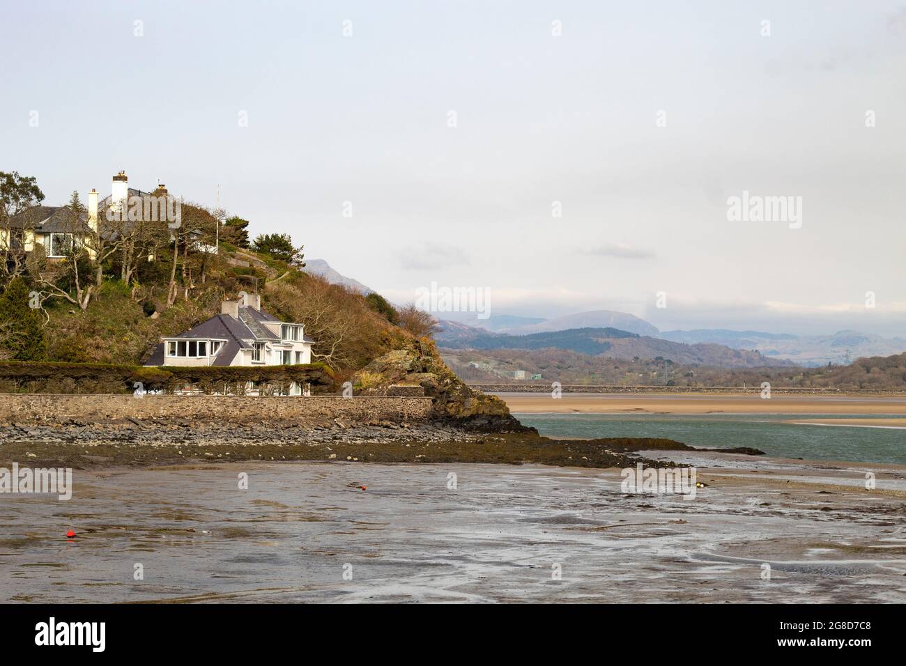 Borth y Gest, Porthmadog, Galles. Paesaggio costiero con spiaggia di sabbia a basso rebbio. Vista sulle lontane montagne di Snowdonia. Spazio di copia. Foto Stock