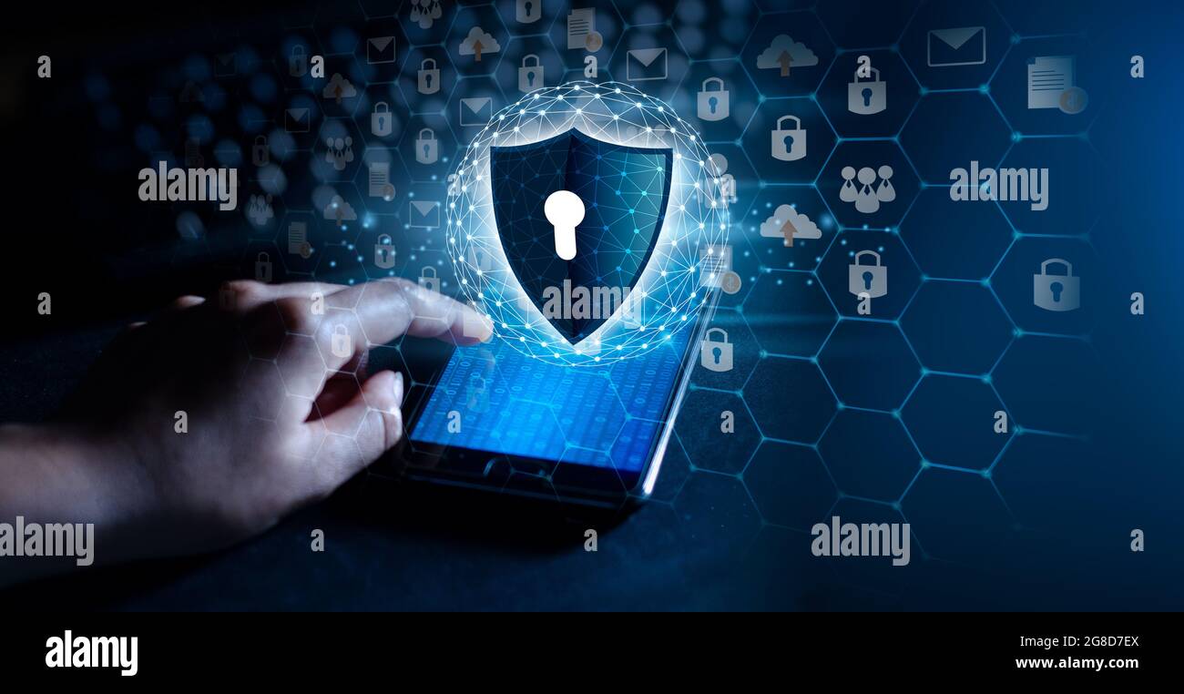 Shield con chiave all'interno su sfondo blu il concetto di cybersicurezza Internet Foto Stock