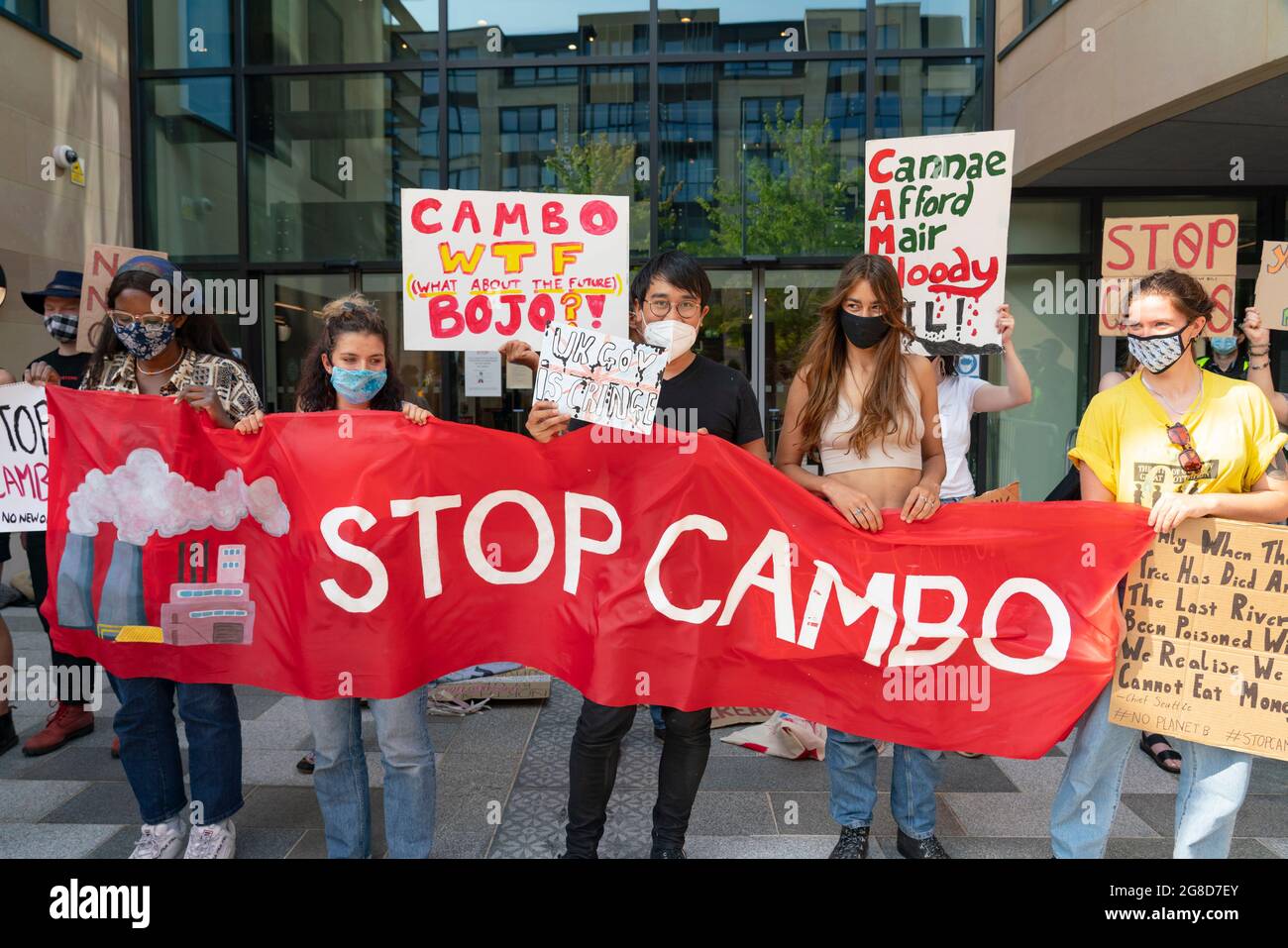 Edimburgo, Scozia, Regno Unito. 19 luglio 2021. I manifestanti si sono opposti all'approvazione del nuovo giacimento di petrolio e gas del Mare del Nord di Cambo occupano oggi la casa della Regina Elisabetta del Governo HM nel centro di Edimburgo. I manifestanti sono ancora all'interno e all'esterno dell'edificio nel pomeriggio sotto la sorveglianza della polizia. I manifestanti citano il riscaldamento globale e il cambiamento climatico come una ragione per lasciare tutti i nuovi depositi di petrolio e gas nel terreno non sviluppati. Iain Masterton/Alamy Notizie dal vivo. Foto Stock