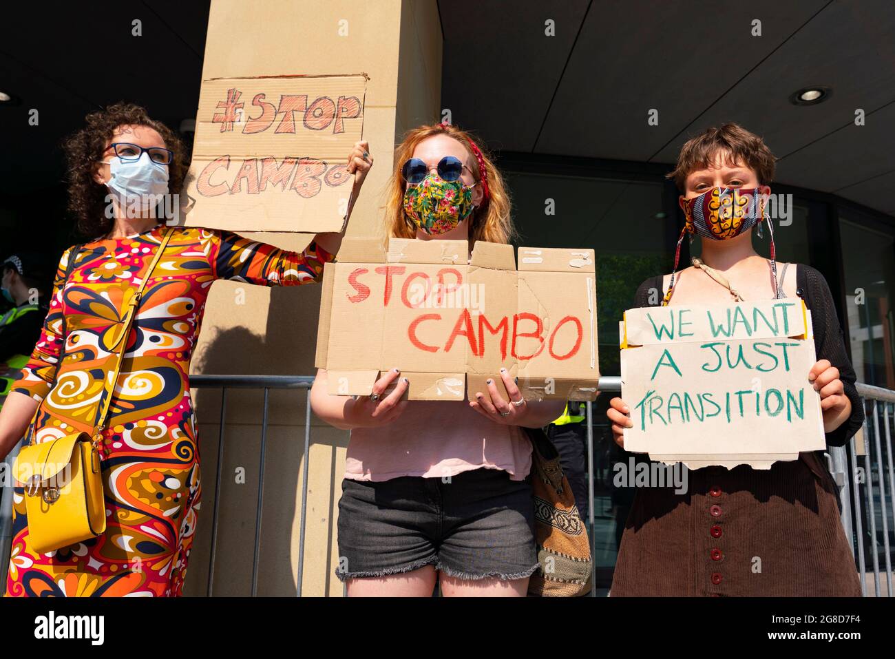 Edimburgo, Scozia, Regno Unito. 19 luglio 2021. I manifestanti si sono opposti all'approvazione del nuovo giacimento di petrolio e gas del Mare del Nord di Cambo occupano oggi la casa della Regina Elisabetta del Governo HM nel centro di Edimburgo. I manifestanti sono ancora all'interno e all'esterno dell'edificio nel pomeriggio sotto la sorveglianza della polizia. I manifestanti citano il riscaldamento globale e il cambiamento climatico come una ragione per lasciare tutti i nuovi depositi di petrolio e gas nel terreno non sviluppati. Iain Masterton/Alamy Notizie dal vivo. Foto Stock