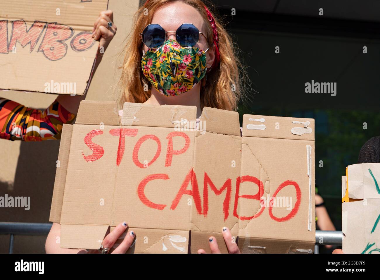 Edimburgo, Scozia, Regno Unito. 19 luglio 2021. I manifestanti si sono opposti all'approvazione del nuovo giacimento di petrolio e gas del Mare del Nord di Cambo occupano oggi la casa della Regina Elisabetta del Governo HM nel centro di Edimburgo. I manifestanti sono ancora all'interno e all'esterno dell'edificio nel pomeriggio sotto la sorveglianza della polizia. I manifestanti citano il riscaldamento globale e il cambiamento climatico come una ragione per lasciare tutti i nuovi depositi di petrolio e gas nel terreno non sviluppati. Iain Masterton/Alamy Notizie dal vivo. Foto Stock