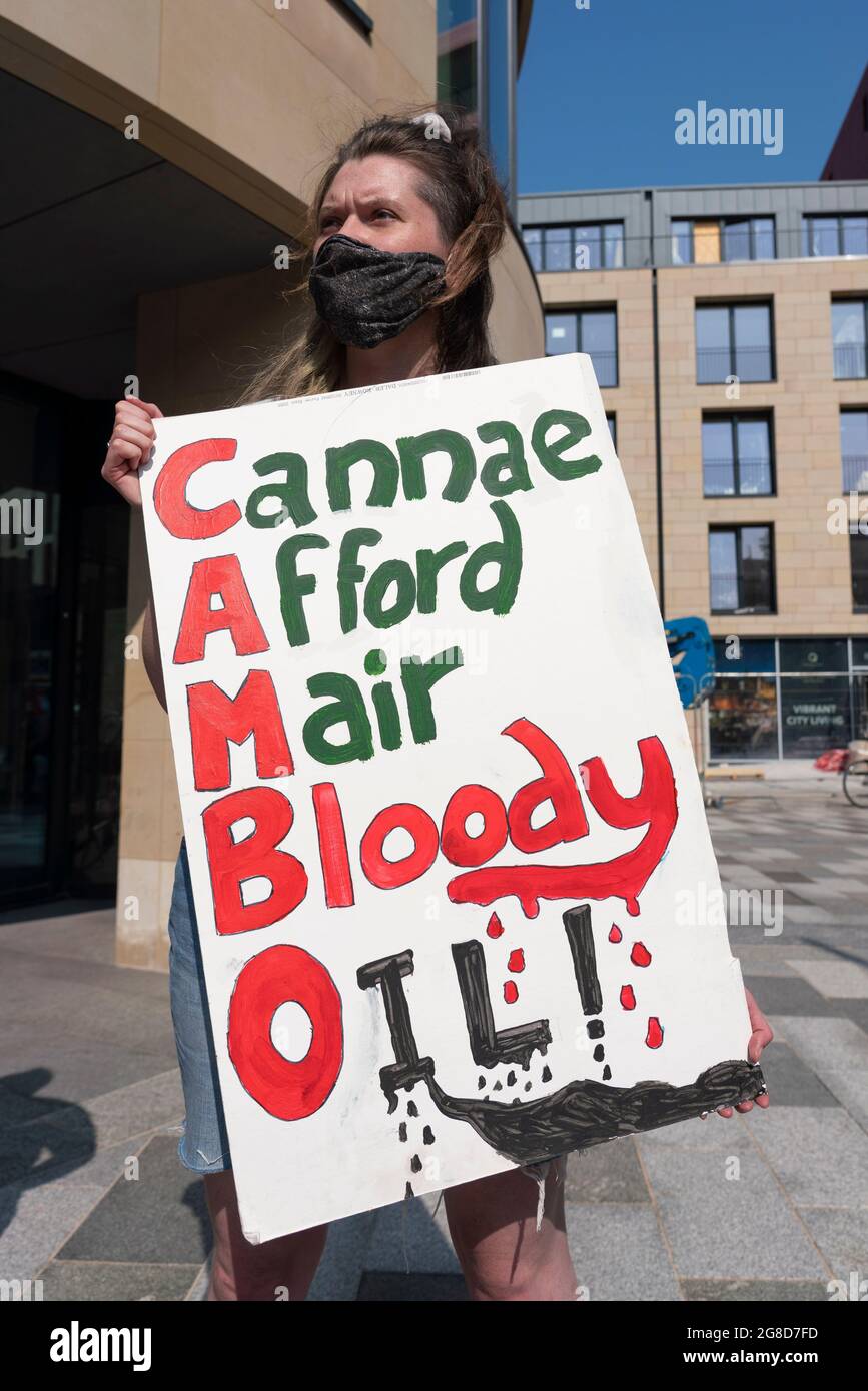 Edimburgo, Scozia, Regno Unito. 19 luglio 2021. I manifestanti si sono opposti all'approvazione del nuovo giacimento di petrolio e gas del Mare del Nord di Cambo occupano oggi la casa della Regina Elisabetta del Governo HM nel centro di Edimburgo. I manifestanti sono ancora all'interno e all'esterno dell'edificio nel pomeriggio sotto la sorveglianza della polizia. I manifestanti citano il riscaldamento globale e il cambiamento climatico come una ragione per lasciare tutti i nuovi depositi di petrolio e gas nel terreno non sviluppati. Iain Masterton/Alamy Notizie dal vivo. Foto Stock