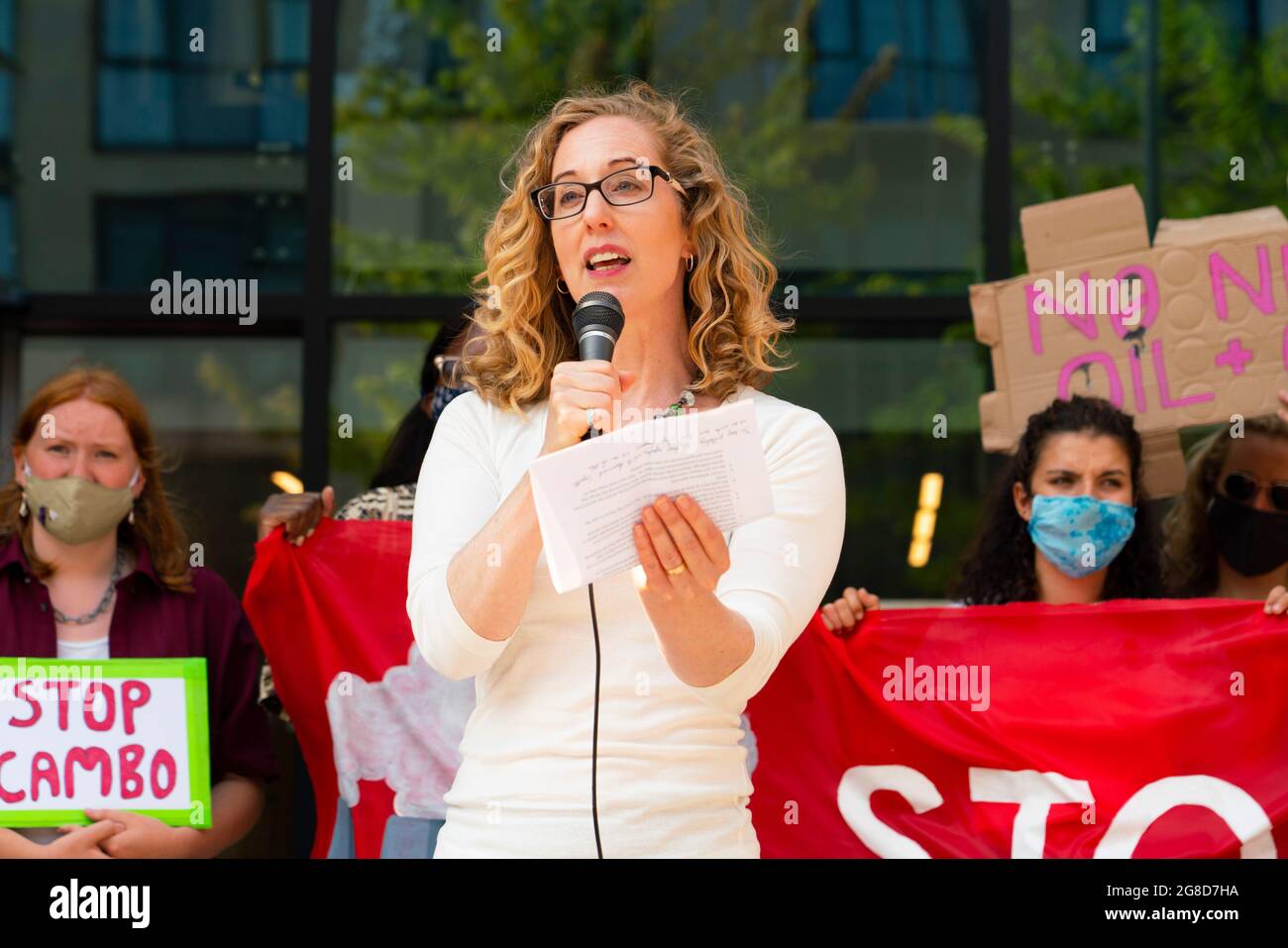 Edimburgo, Scozia, Regno Unito. 19 luglio 2021. I manifestanti si sono opposti all'approvazione del nuovo giacimento di petrolio e gas del Mare del Nord di Cambo occupano oggi la casa della Regina Elisabetta del Governo HM nel centro di Edimburgo. I manifestanti sono ancora all'interno e all'esterno dell'edificio nel pomeriggio sotto la sorveglianza della polizia. I manifestanti citano il riscaldamento globale e il cambiamento climatico come una ragione per lasciare tutti i nuovi depositi di petrolio e gas nel terreno non sviluppati. PIC; la co-presidente del Partito Verde Scozzese Lorna Slater fa il discorso. Iain Masterton/Alamy Notizie dal vivo. Foto Stock