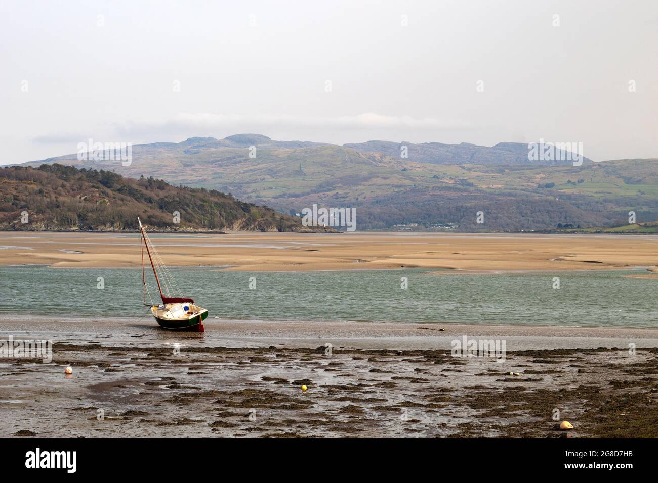 Borth y Gest, Porthmadog, Paesaggio con vista panoramica sulla spiaggia in una baia, con piccole barche. Spazio di copia. Foto Stock