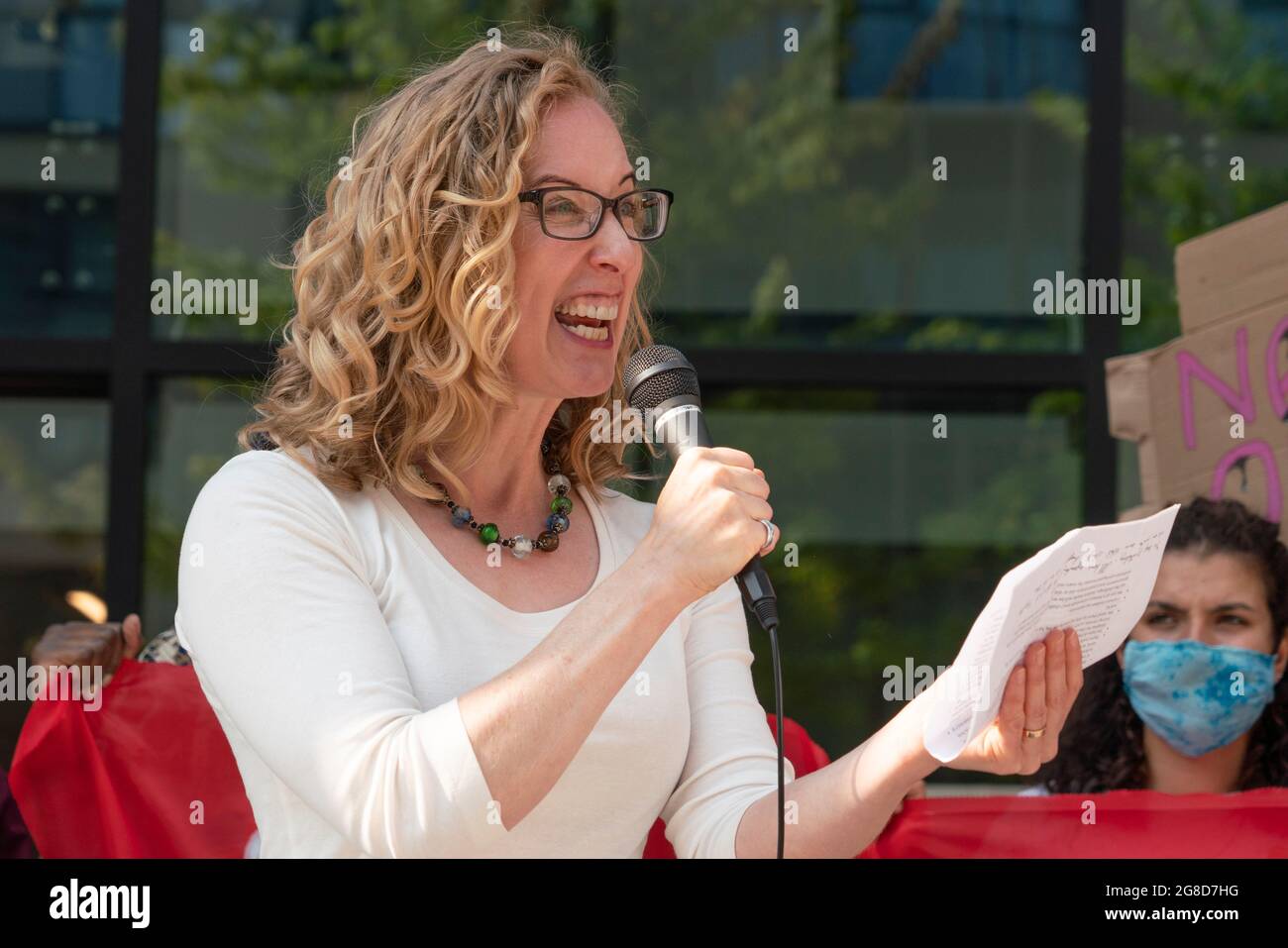 Edimburgo, Scozia, Regno Unito. 19 luglio 2021. I manifestanti si sono opposti all'approvazione del nuovo giacimento di petrolio e gas del Mare del Nord di Cambo occupano oggi la casa della Regina Elisabetta del Governo HM nel centro di Edimburgo. I manifestanti sono ancora all'interno e all'esterno dell'edificio nel pomeriggio sotto la sorveglianza della polizia. I manifestanti citano il riscaldamento globale e il cambiamento climatico come una ragione per lasciare tutti i nuovi depositi di petrolio e gas nel terreno non sviluppati. PIC; la co-presidente del Partito Verde Scozzese Lorna Slater fa il discorso. Iain Masterton/Alamy Notizie dal vivo. Foto Stock