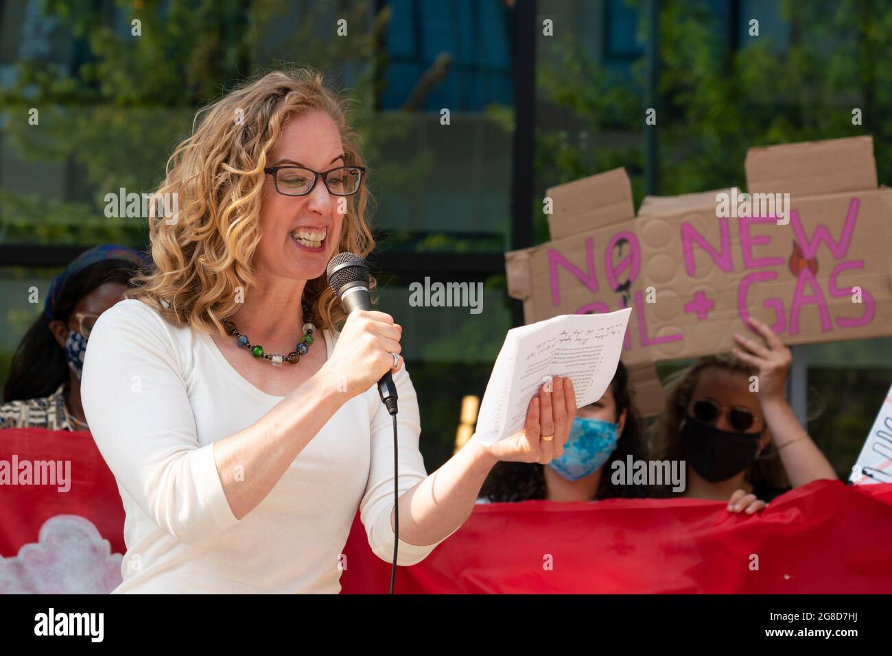 Edimburgo, Scozia, Regno Unito. 19 luglio 2021. I manifestanti si sono opposti all'approvazione del nuovo giacimento di petrolio e gas del Mare del Nord di Cambo occupano oggi la casa della Regina Elisabetta del Governo HM nel centro di Edimburgo. I manifestanti sono ancora all'interno e all'esterno dell'edificio nel pomeriggio sotto la sorveglianza della polizia. I manifestanti citano il riscaldamento globale e il cambiamento climatico come una ragione per lasciare tutti i nuovi depositi di petrolio e gas nel terreno non sviluppati. PIC; la co-presidente del Partito Verde Scozzese Lorna Slater fa il discorso. Iain Masterton/Alamy Notizie dal vivo. Foto Stock