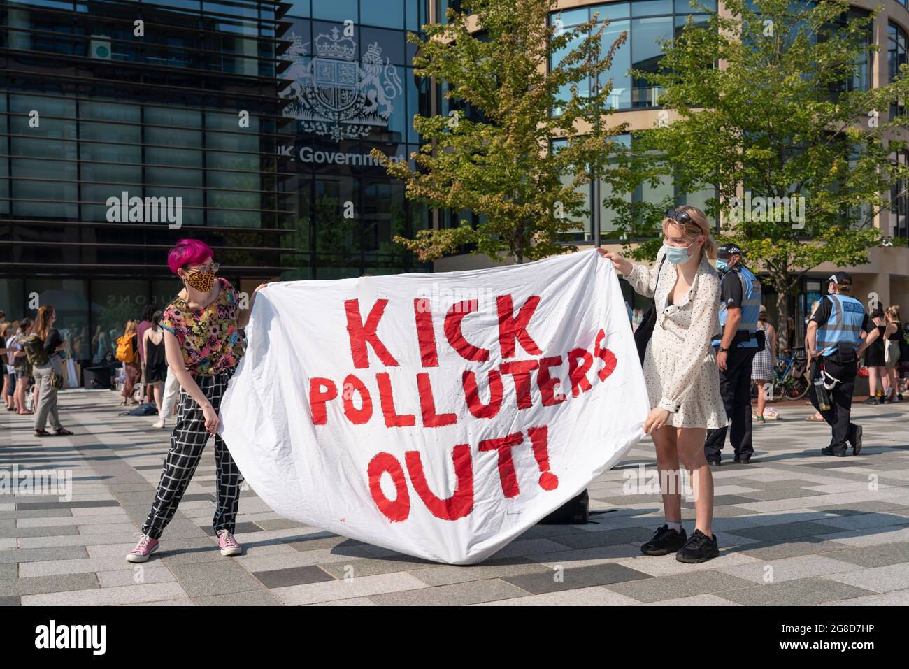 Edimburgo, Scozia, Regno Unito. 19 luglio 2021. I manifestanti si sono opposti all'approvazione del nuovo giacimento di petrolio e gas del Mare del Nord di Cambo occupano oggi la casa della Regina Elisabetta del Governo HM nel centro di Edimburgo. I manifestanti sono ancora all'interno e all'esterno dell'edificio nel pomeriggio sotto la sorveglianza della polizia. I manifestanti citano il riscaldamento globale e il cambiamento climatico come una ragione per lasciare tutti i nuovi depositi di petrolio e gas nel terreno non sviluppati. Iain Masterton/Alamy Notizie dal vivo. Foto Stock