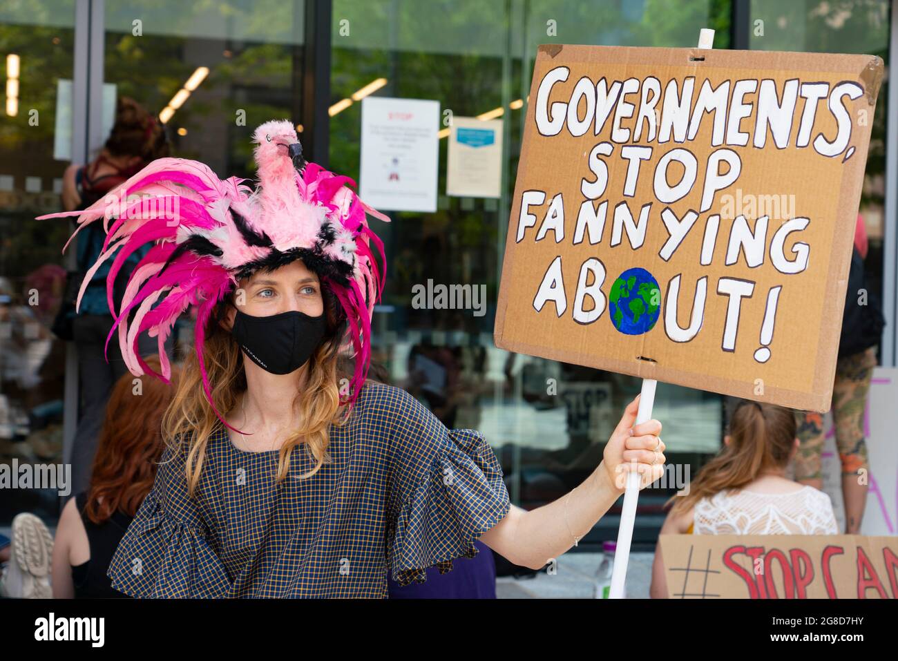 Edimburgo, Scozia, Regno Unito. 19 luglio 2021. I manifestanti si sono opposti all'approvazione del nuovo giacimento di petrolio e gas del Mare del Nord di Cambo occupano oggi la casa della Regina Elisabetta del Governo HM nel centro di Edimburgo. I manifestanti sono ancora all'interno e all'esterno dell'edificio nel pomeriggio sotto la sorveglianza della polizia. I manifestanti citano il riscaldamento globale e il cambiamento climatico come una ragione per lasciare tutti i nuovi depositi di petrolio e gas nel terreno non sviluppati. Iain Masterton/Alamy Notizie dal vivo. Foto Stock