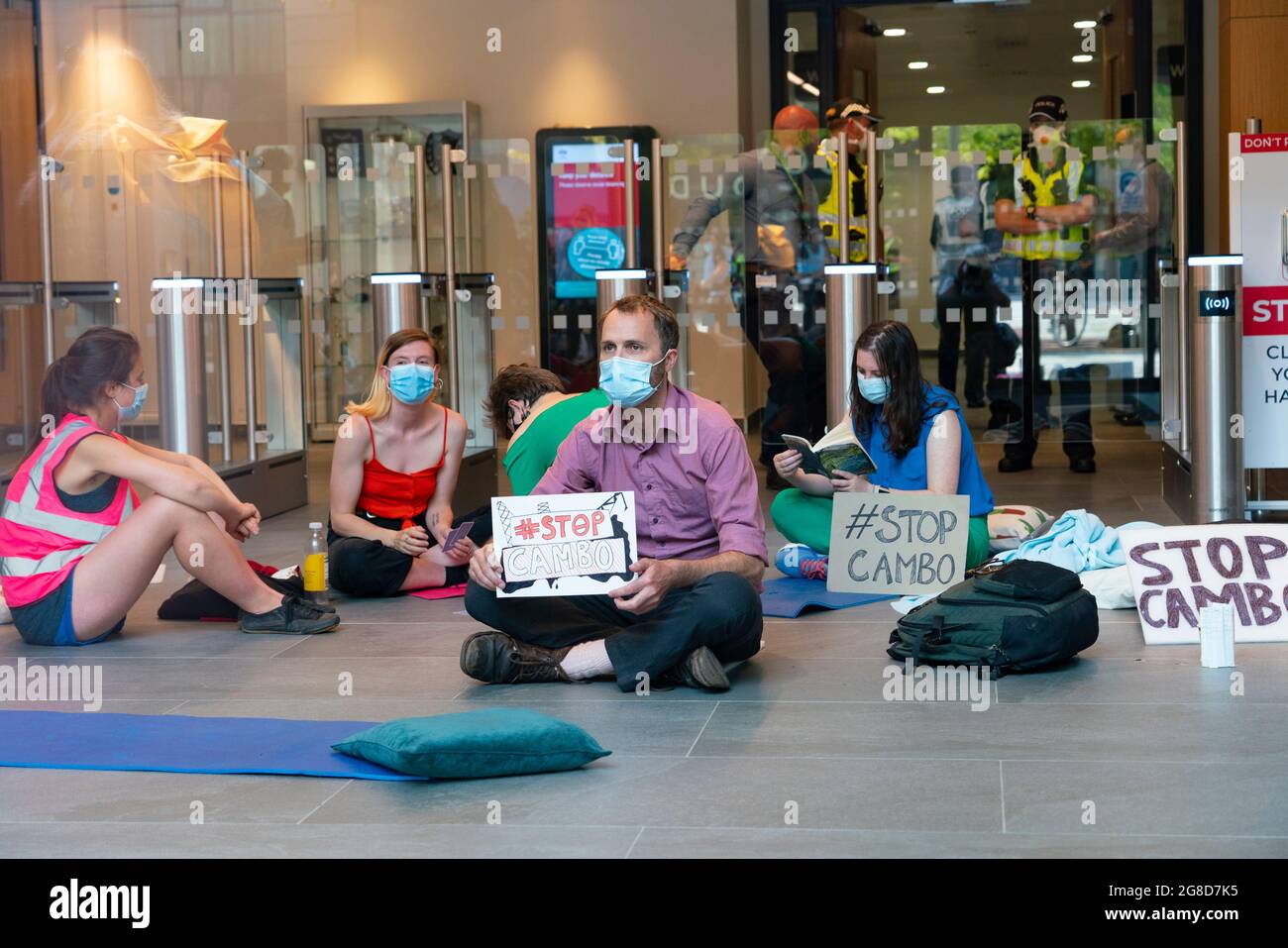 Edimburgo, Scozia, Regno Unito. 19 luglio 2021. I manifestanti si sono opposti all'approvazione del nuovo giacimento di petrolio e gas del Mare del Nord di Cambo occupano oggi la casa della Regina Elisabetta del Governo HM nel centro di Edimburgo. I manifestanti sono ancora all'interno e all'esterno dell'edificio nel pomeriggio sotto la sorveglianza della polizia. I manifestanti citano il riscaldamento globale e il cambiamento climatico come una ragione per lasciare tutti i nuovi depositi di petrolio e gas nel terreno non sviluppati. PIC; manifestanti seduti all'interno del foyer della casa della regina Elisabetta . Iain Masterton/Alamy Notizie dal vivo. Foto Stock