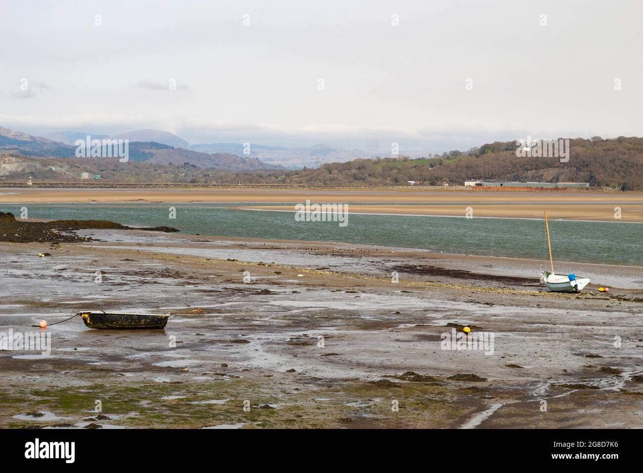 Borth y Gest, Porthmadog, Paesaggio con vista panoramica su appartamenti di sabbia a bassa marea, con piccole barche. Foto Stock