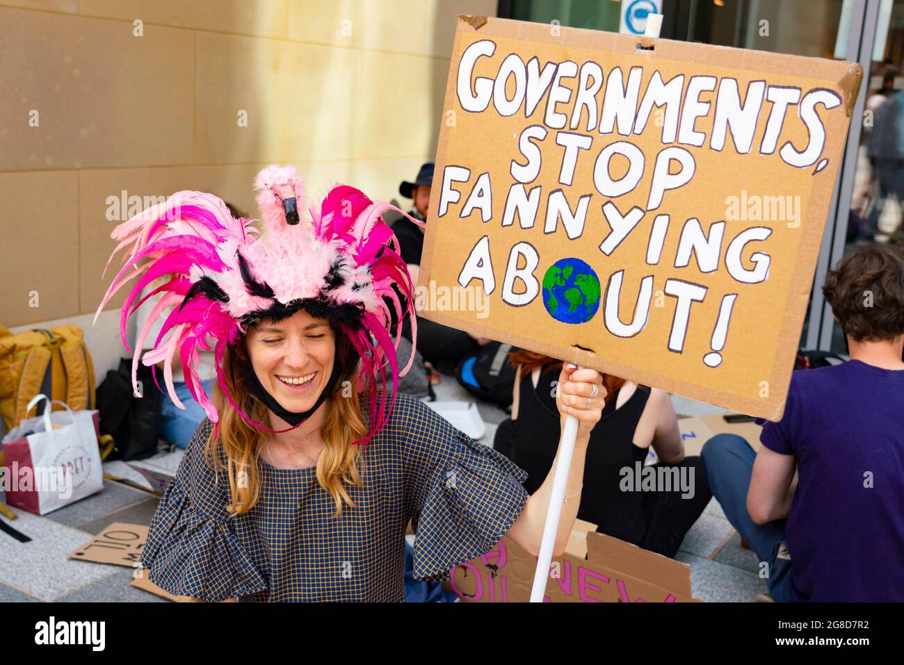 Edimburgo, Scozia, Regno Unito. 19 luglio 2021. I manifestanti si sono opposti all'approvazione del nuovo giacimento di petrolio e gas del Mare del Nord di Cambo occupano oggi la casa della Regina Elisabetta del Governo HM nel centro di Edimburgo. I manifestanti sono ancora all'interno e all'esterno dell'edificio nel pomeriggio sotto la sorveglianza della polizia. I manifestanti citano il riscaldamento globale e il cambiamento climatico come una ragione per lasciare tutti i nuovi depositi di petrolio e gas nel terreno non sviluppati. Iain Masterton/Alamy Notizie dal vivo. Foto Stock