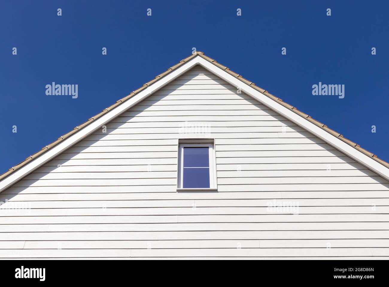 Elevazione laterale che mostra l'apice di un tetto su una nuova costruzione di casa. REGNO UNITO Foto Stock