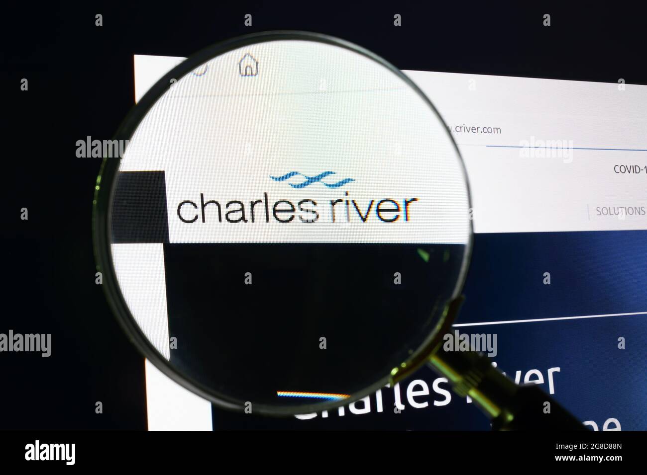 KIEV, UCRAINA - 30 giugno 2021. Charles River Laboratories International Inc sito web e lente di ingrandimento. Foto Stock