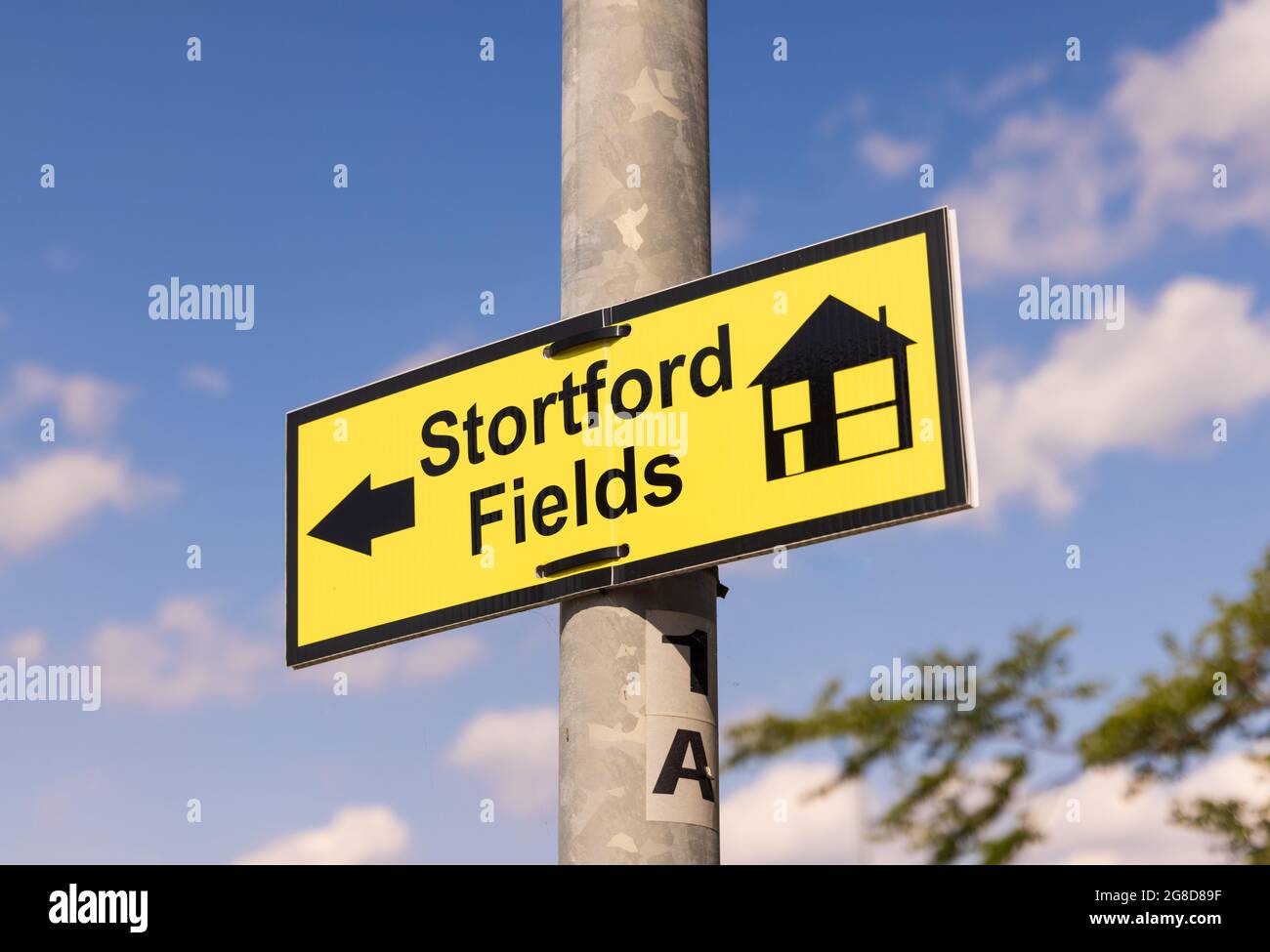 Segno giallo che indica le indicazioni per un nuovo sviluppo di alloggi. Hertfordshire. REGNO UNITO Foto Stock