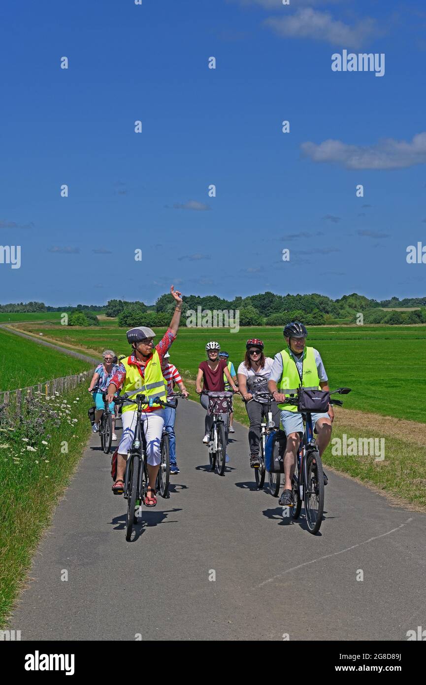 papenburg, germania - 2021-07-17: un gruppo di ciclisti tra cui disabili / persone portatrici di handicap che girano lungo le rive del fiume ems -- [credit: joach Foto Stock