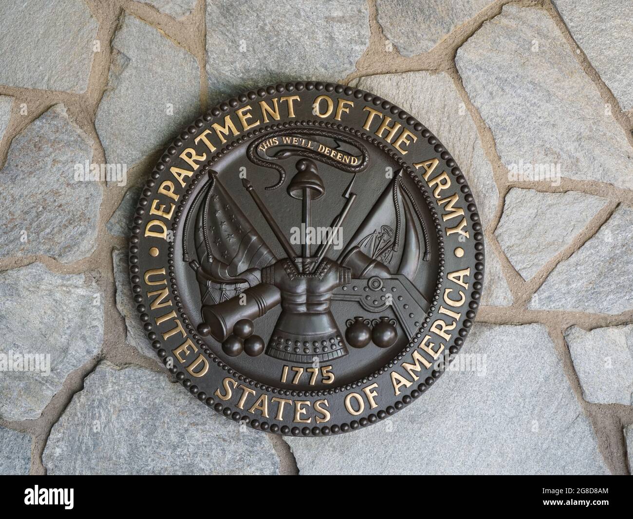 Riverside, California USA - 16 giugno 2021: Sigillo, cresta o placca dell'esercito degli Stati Uniti su sfondo flagstone Foto Stock