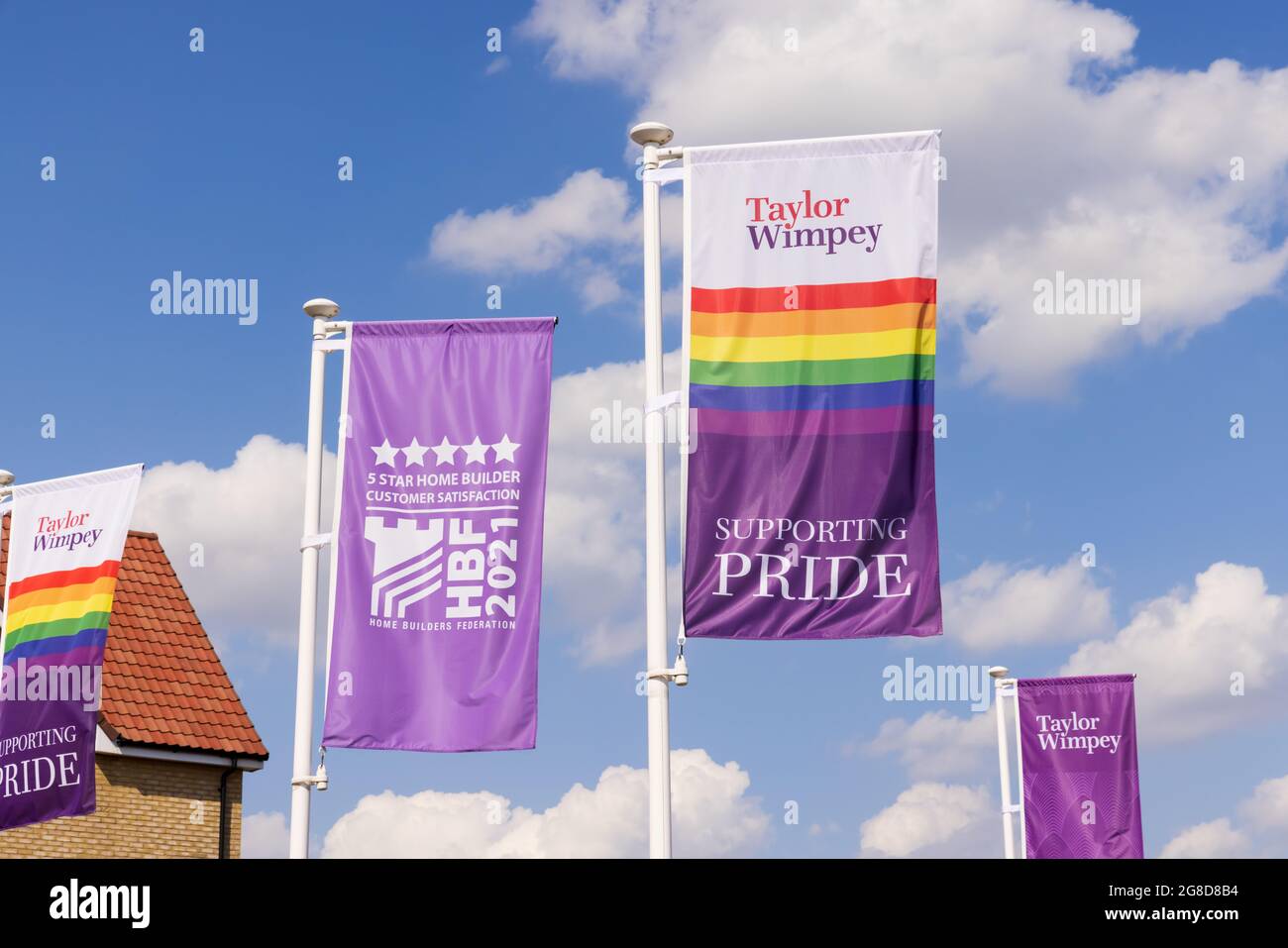 Taylor Wimpey bandiera di pubblicità che sostiene Pride ad un nuovo sviluppo di alloggi. REGNO UNITO Foto Stock