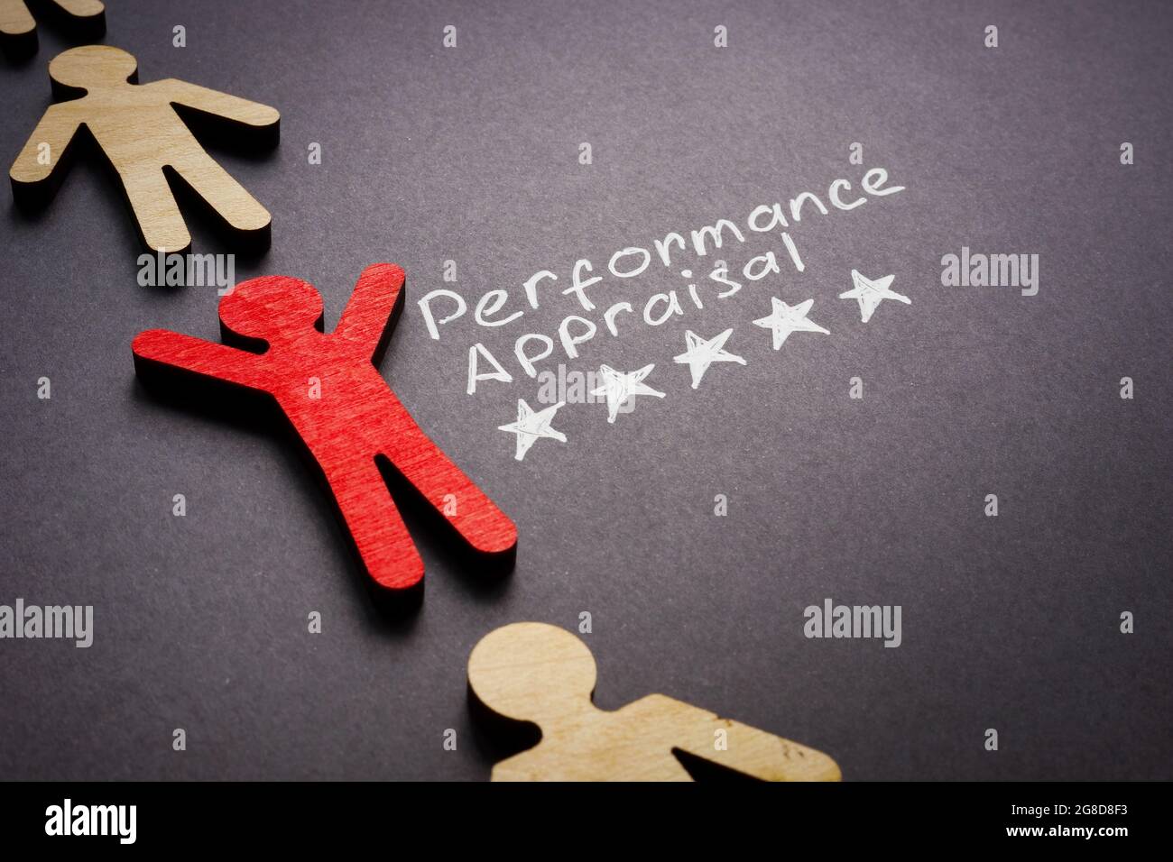 Parole di valutazione delle prestazioni con cinque stelle e figura del dipendente. Foto Stock