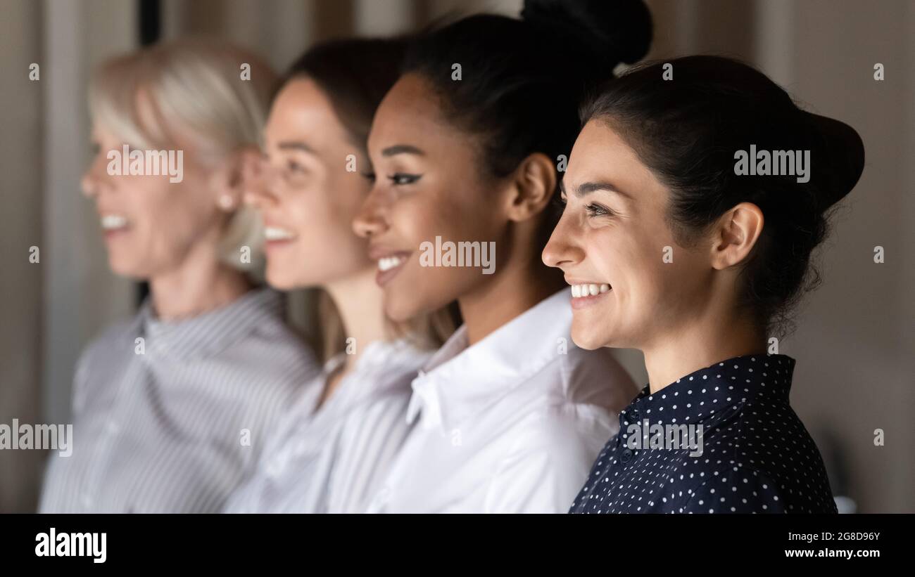 Vista laterale fila di diverse donne di personale di azienda Foto Stock