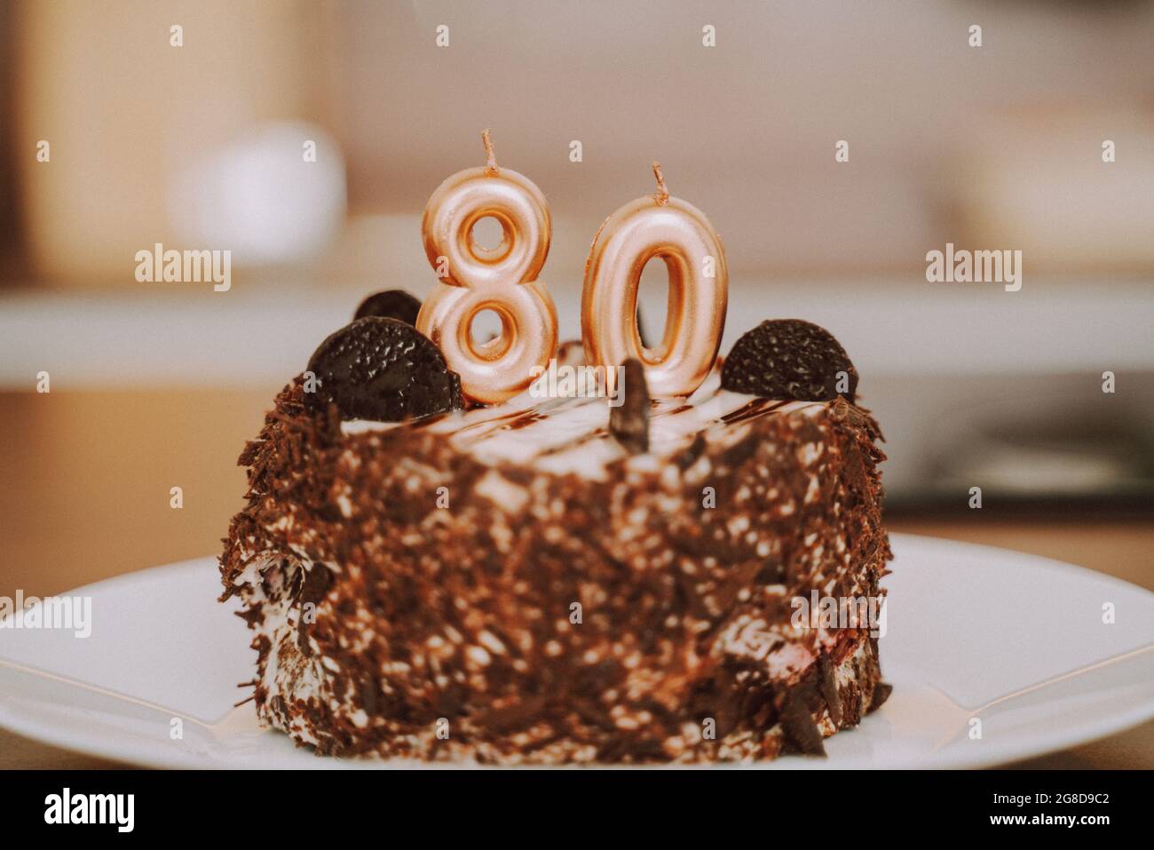 Torta di compleanno con candele, celebrazione per 80 anni