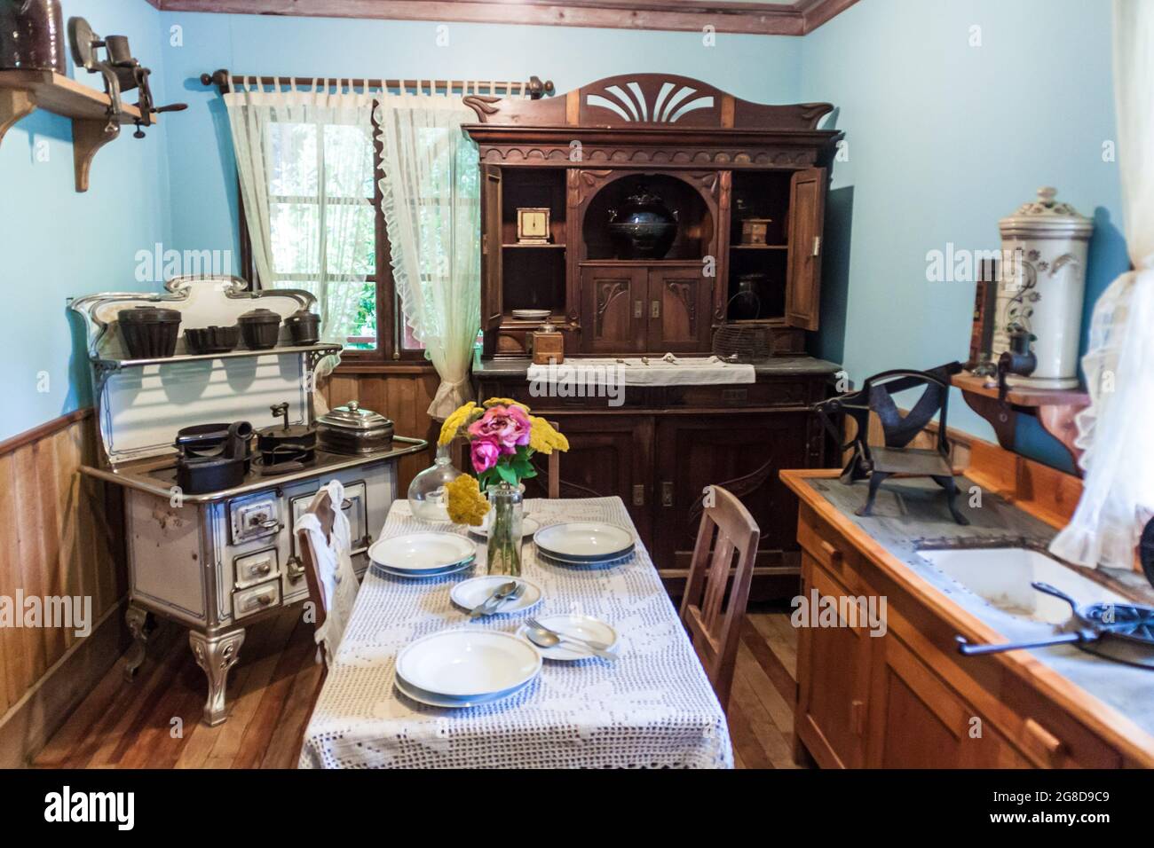 FRUTILLAR, CILE - 1 MARZO 2015: Interno di una casa tradizionale nel Museo storico coloniale tedesco nel villaggio di Frutillar. La regione è nota per a s. Foto Stock