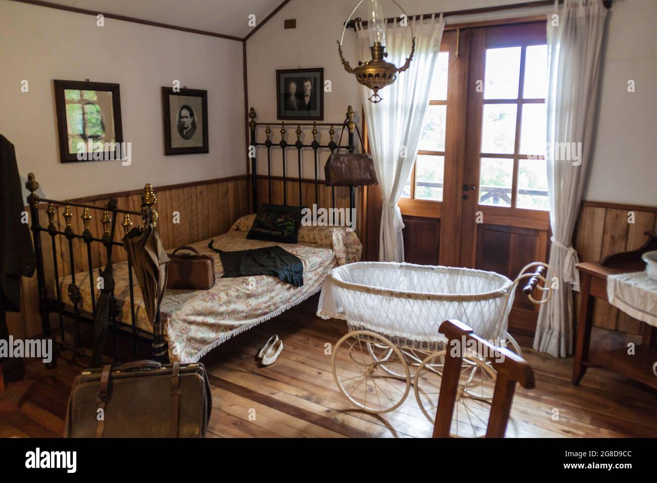 FRUTILLAR, CILE - 1 MARZO 2015: Interno di una casa tradizionale nel Museo storico coloniale tedesco nel villaggio di Frutillar. La regione è nota per a s. Foto Stock