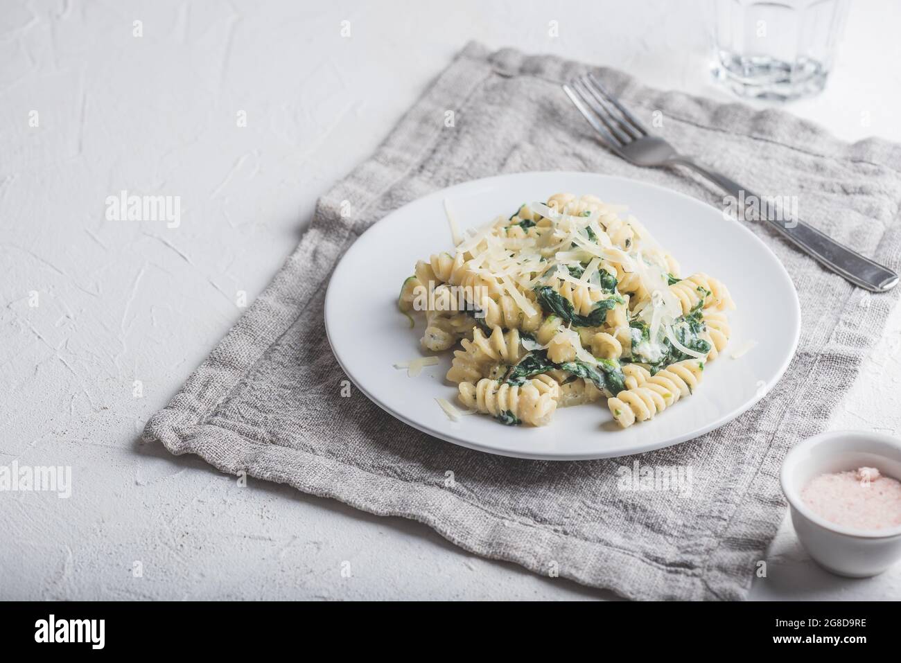 Pasta cremosa di spinaci con ricotta e parmigiano Foto Stock