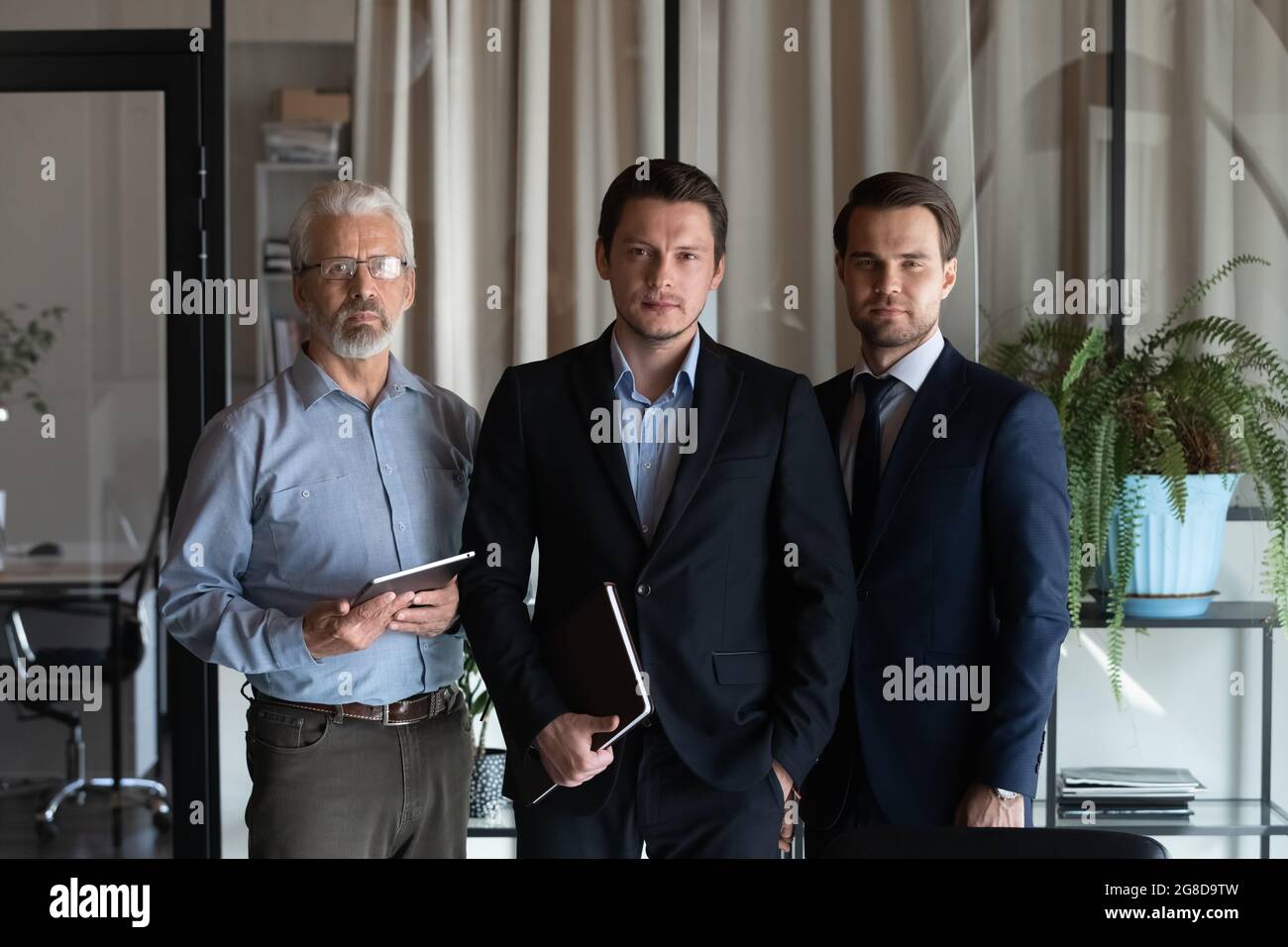Professionisti fiduciosi, avvocati, banchieri, ritratto di squadra di esperti finanziari Foto Stock