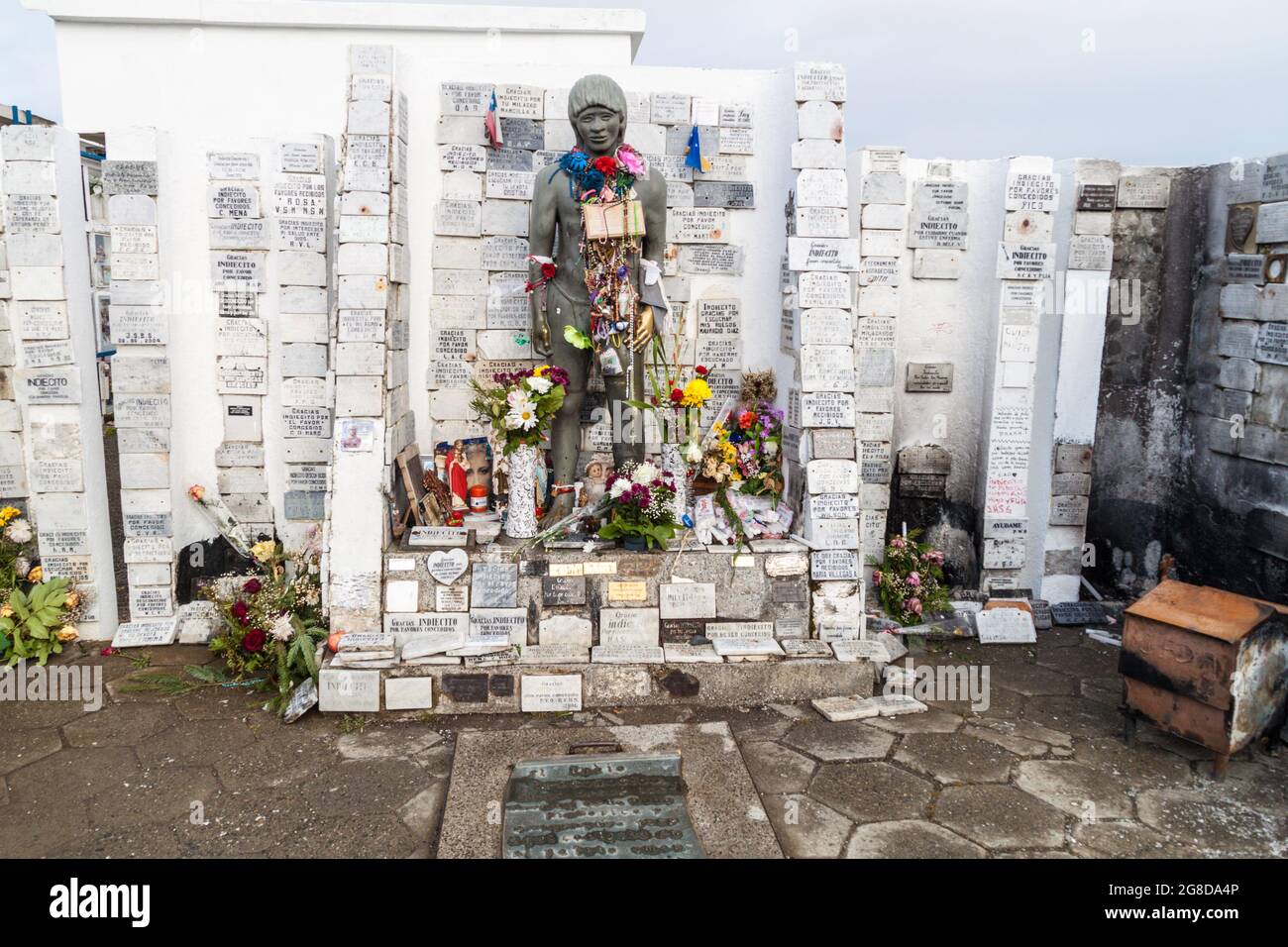 PUNTA ARENAS, CILE - 3 MARZO 2015: Tomba di indigeni sconosciuti in un cimitero di Punta Arenas, Cile. Foto Stock