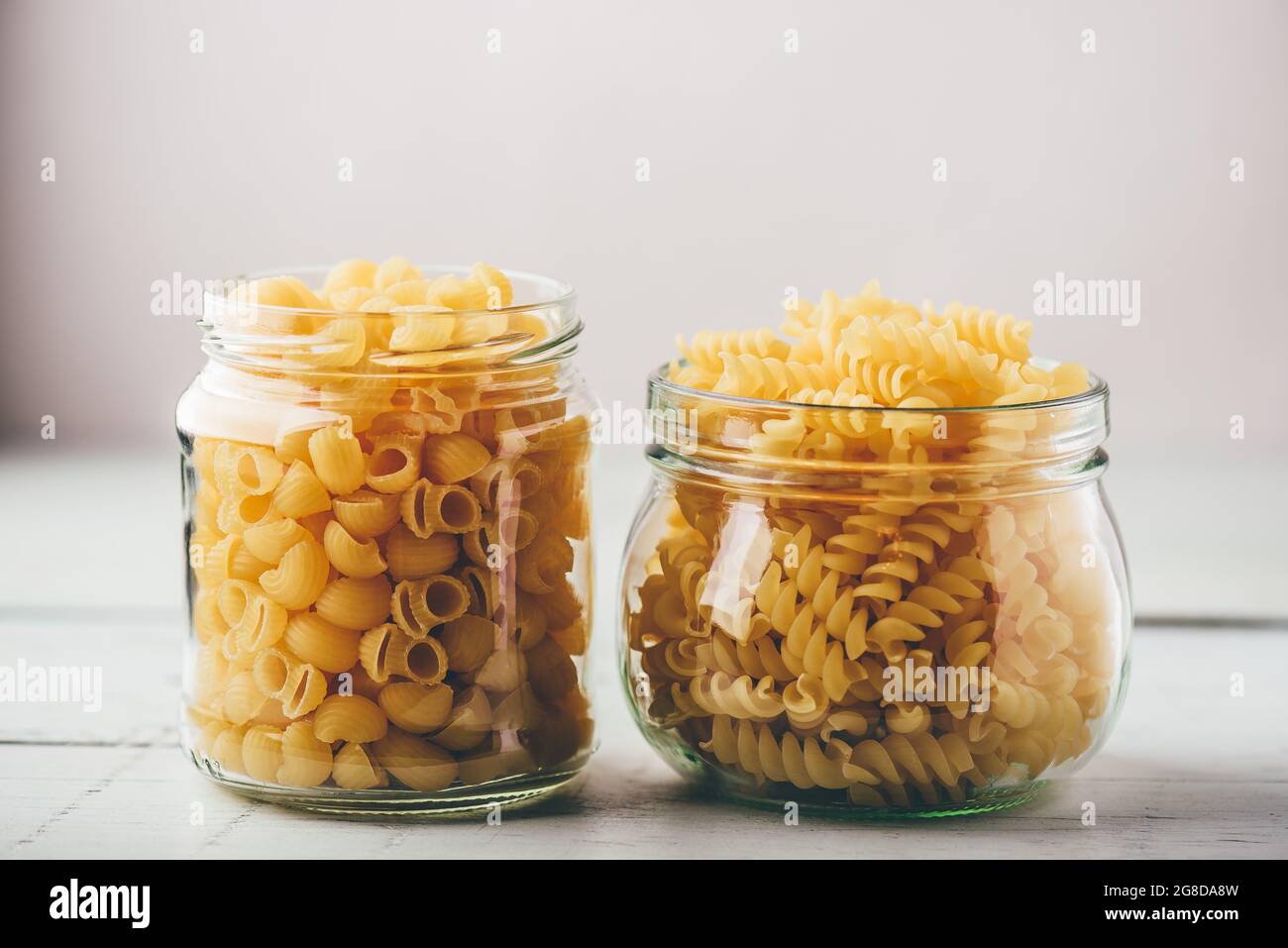 Due tipi di tutta italiana la pasta di grano in vasi di vetro Foto Stock