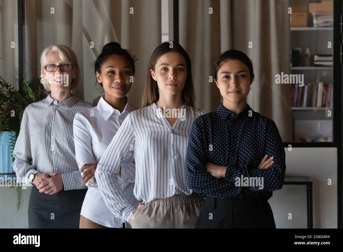 Ritratto di giovane donna indiana leader d'affari con diversi team Foto Stock