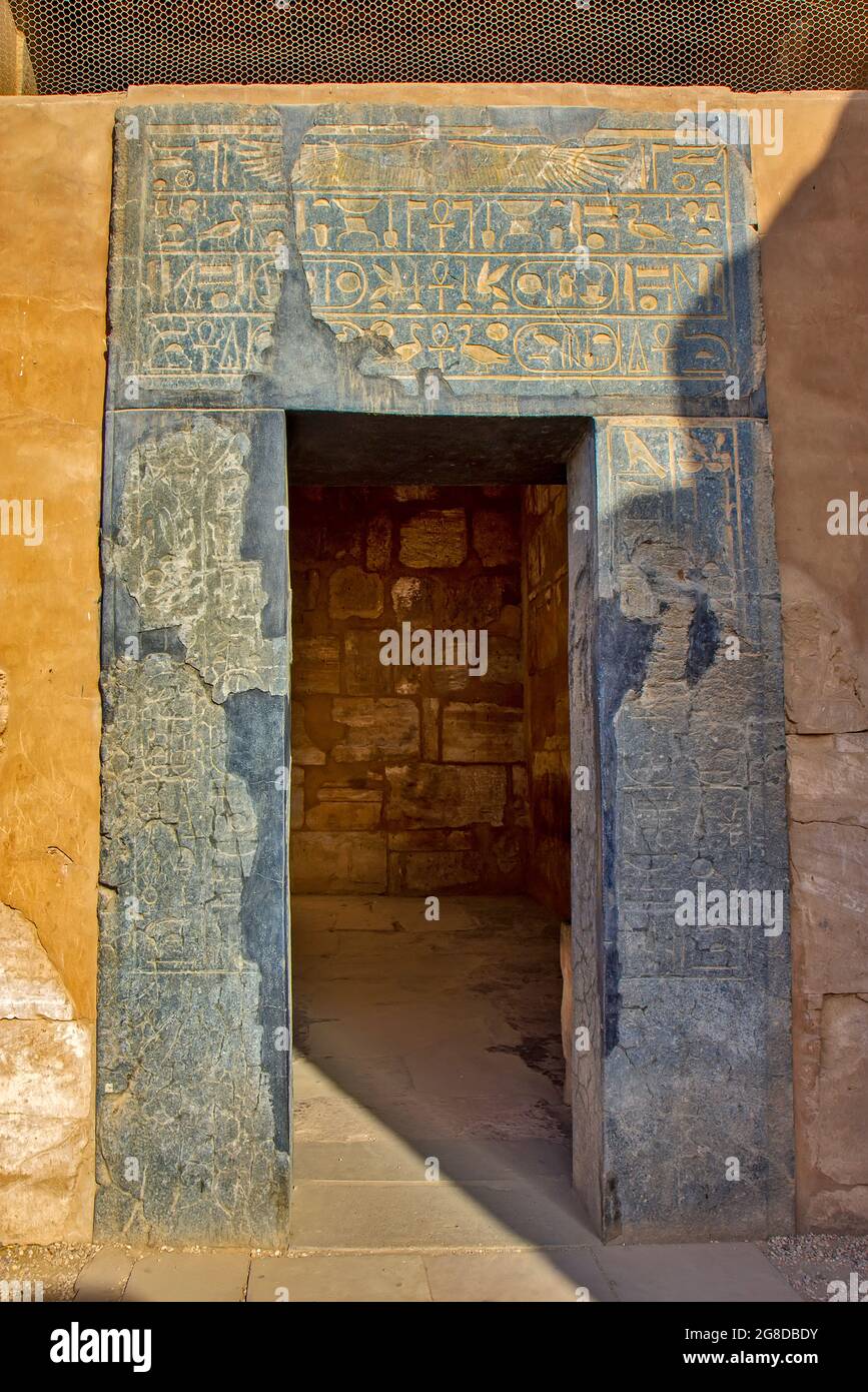 Porta del santuario sacro barche tempio, Karnak, Egitto Foto Stock