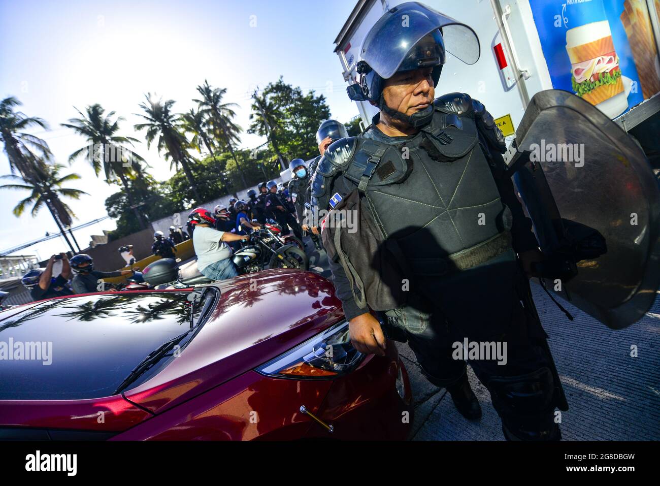 Apopa, El Salvador. 19 luglio 2021. Ufficiali di polizia da una squadra anti-sommossa eliminare il blocco autostradale.i veterani della guerra hanno bloccato le principali autostrade di El Salvador per protestare contro l'intervento del governo nel lavoro autonomo del National Veterans Institute. Credit: SOPA Images Limited/Alamy Live News Foto Stock