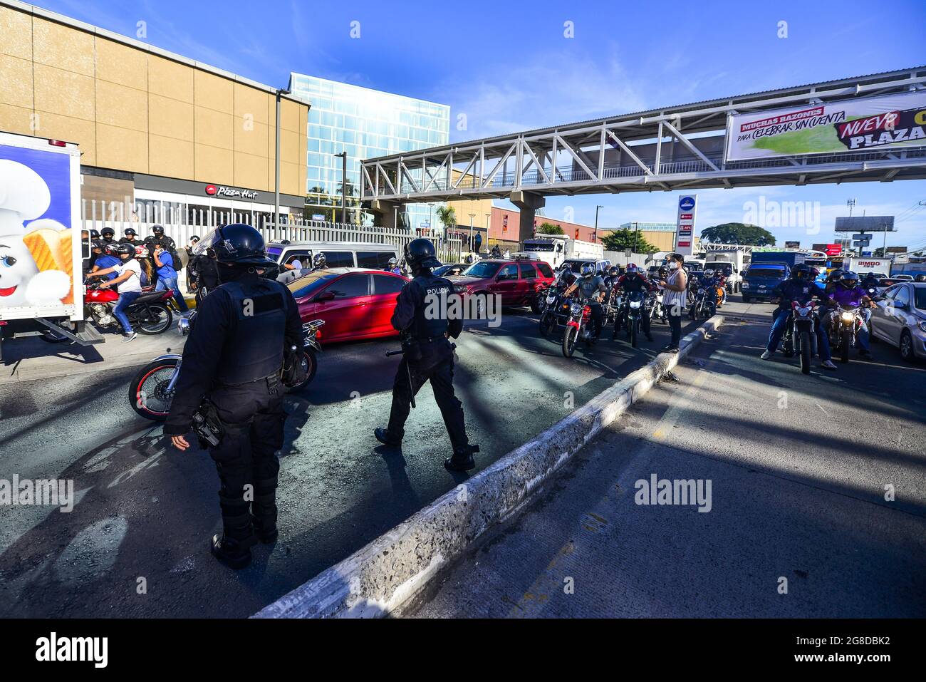 Apopa, El Salvador. 19 luglio 2021. Ufficiali di polizia da una squadra anti-sommossa eliminare il blocco autostradale.i veterani della guerra hanno bloccato le principali autostrade di El Salvador per protestare contro l'intervento del governo nel lavoro autonomo del National Veterans Institute. Credit: SOPA Images Limited/Alamy Live News Foto Stock