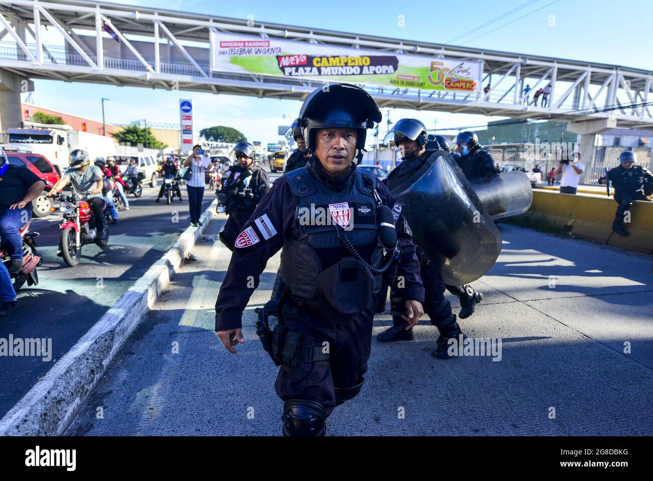 Apopa, El Salvador. 19 luglio 2021. Ufficiali di polizia da una squadra anti-sommossa eliminare il blocco autostradale.i veterani della guerra hanno bloccato le principali autostrade di El Salvador per protestare contro l'intervento del governo nel lavoro autonomo del National Veterans Institute. Credit: SOPA Images Limited/Alamy Live News Foto Stock
