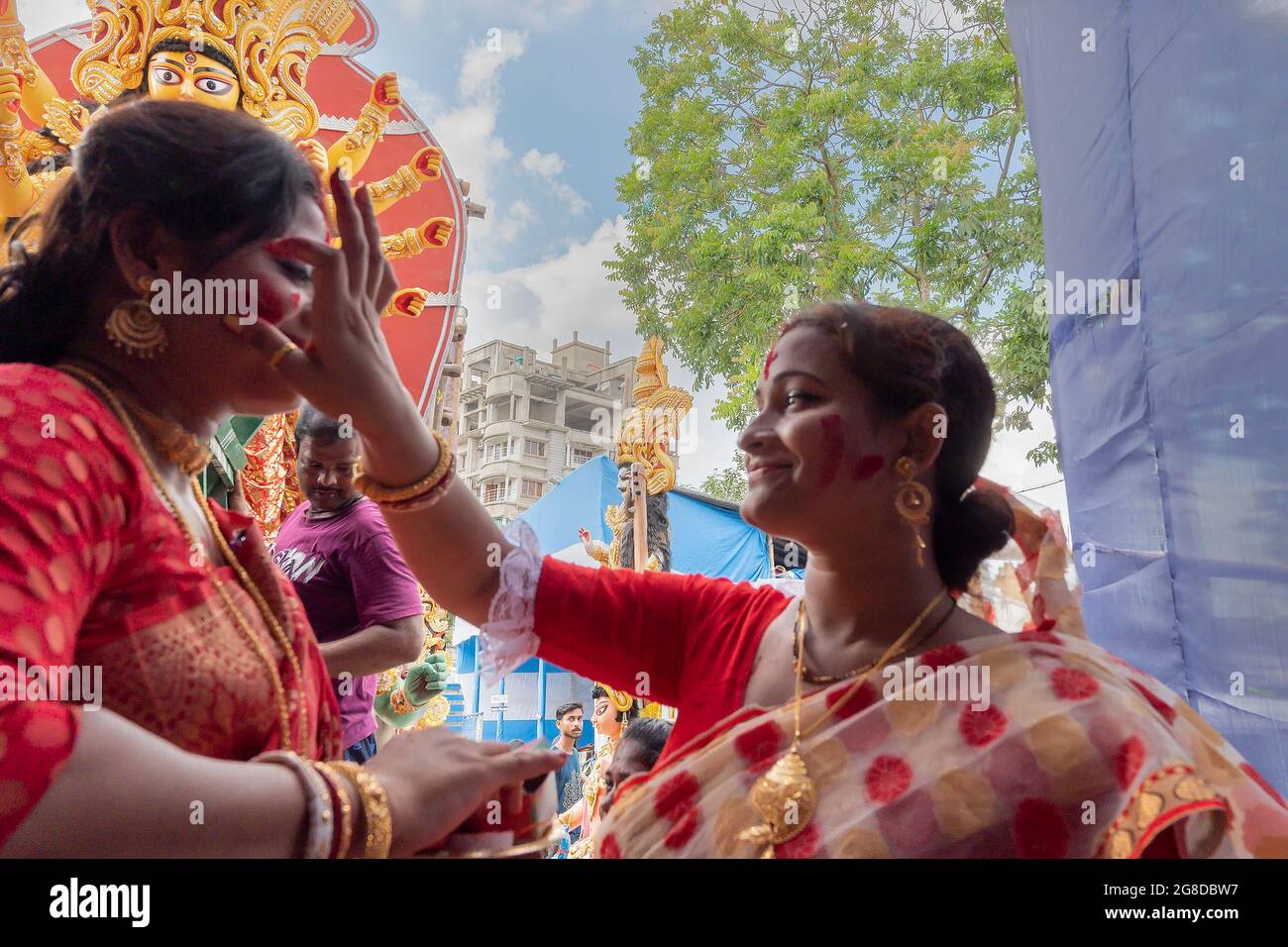 Kolkata, Bengala Occidentale, India - 9 ottobre 2019 : felice sorridente bengalese sposato donna che si applica a sindur l'un l'altro, Sindur khela, rituale tradizionale di Foto Stock