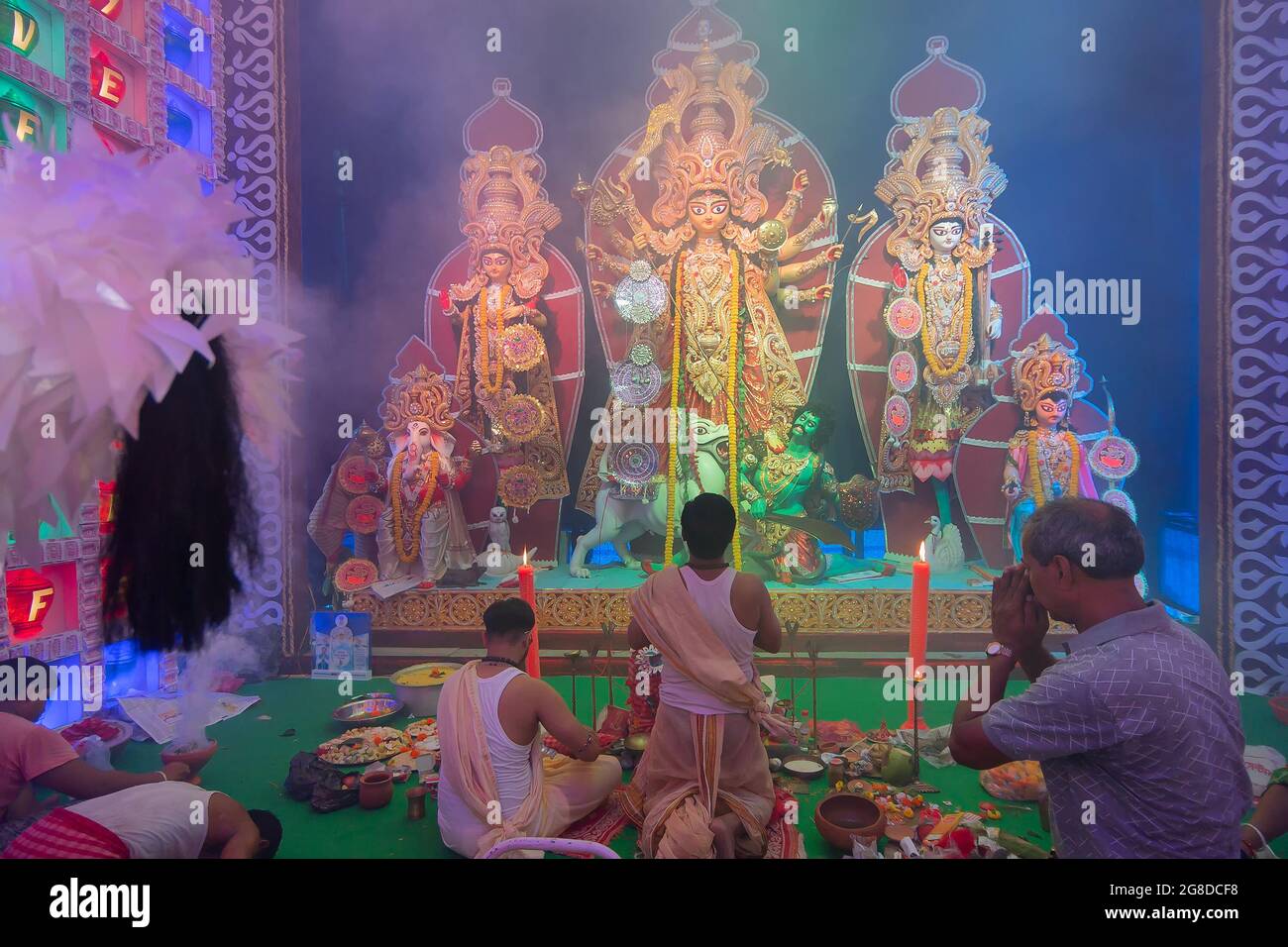 Howrah, Bengala Occidentale, India - 5 Ottobre 2019 : Purofit indù del Bengala e devoto che parano alla Dea Durga all'interno del pandal di Durga Puja,. Durga Puja festi Foto Stock